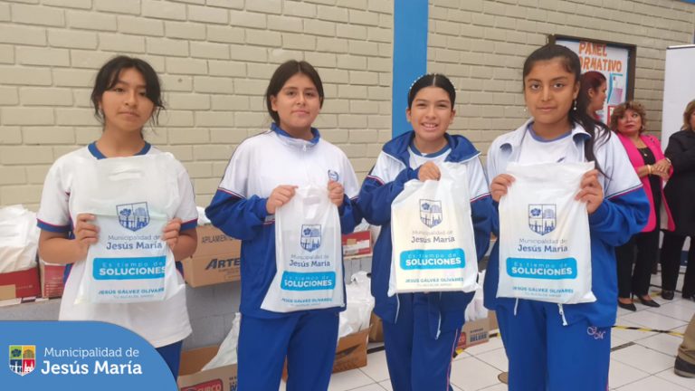 Las estudiantes 🎒 de secundaria del Colegio Gabriela Mistral, recibieron con mucho entusiasmo sus kits escolares.