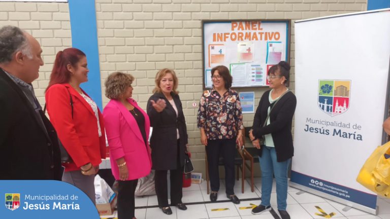 Las estudiantes 🎒 de secundaria del Colegio Gabriela Mistral, recibieron con mucho entusiasmo sus kits escolares.