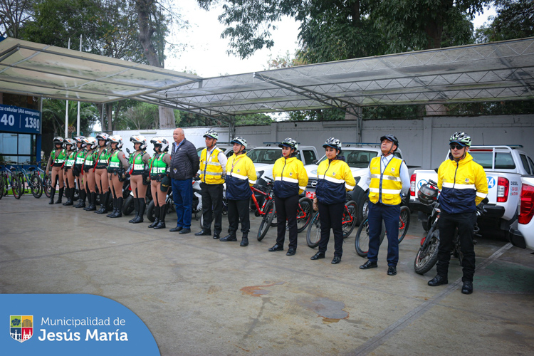 Se intervinieron vehículos de transporte público 🚌 y privado 🚗 que se encontraban estacionados en zonas rígidas infringiendo el reglamento de tránsito.