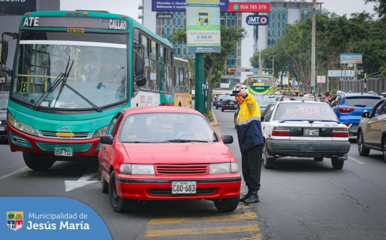 Se intervinieron vehículos de transporte público 🚌 y privado 🚗 que se encontraban estacionados en zonas rígidas infringiendo el reglamento de tránsito.