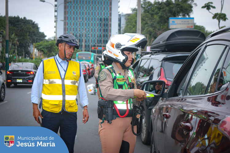 Se intervinieron vehículos de transporte público 🚌 y privado 🚗 que se encontraban estacionados en zonas rígidas infringiendo el reglamento de tránsito.