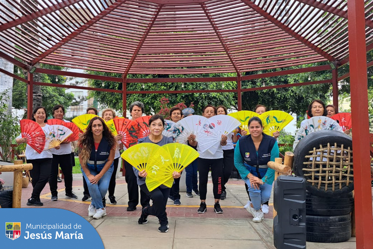 Nuestros adultos mayores del #CIAM de Jesús María 👵👴 participaron de un taller de Taichi al aire libre en nuestro hermoso 📍Parque Habich.