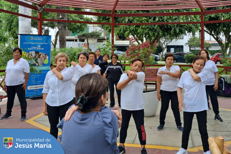 Nuestros adultos mayores del #CIAM de Jesús María 👵👴 participaron de un taller de Taichi al aire libre en nuestro hermoso 📍Parque Habich.