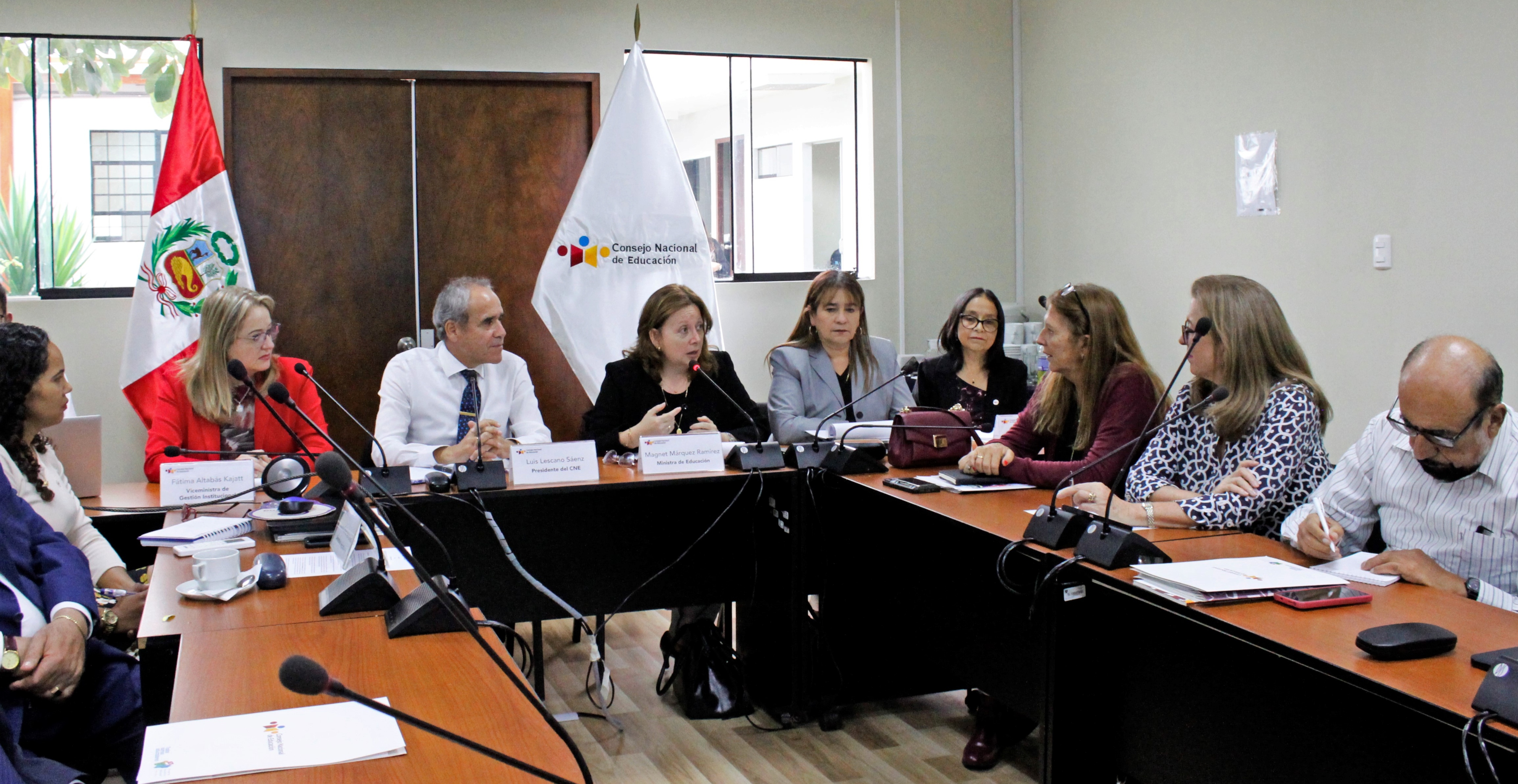 La ministra de Educación, Magnet Márquez Ramírez, se reunió con el plenario del Consejo Nacional de Educación (CNE), encabezado por su presidente Luis Lescano Sáenz, para exponer los retos y desafíos de su gestión. Participaron en la sesión, Miriam Ponce Vertiz, viceministra de Gestión Pedagógica y Fátima Altabás Kajatt, viceministra de Gestión Institucional.