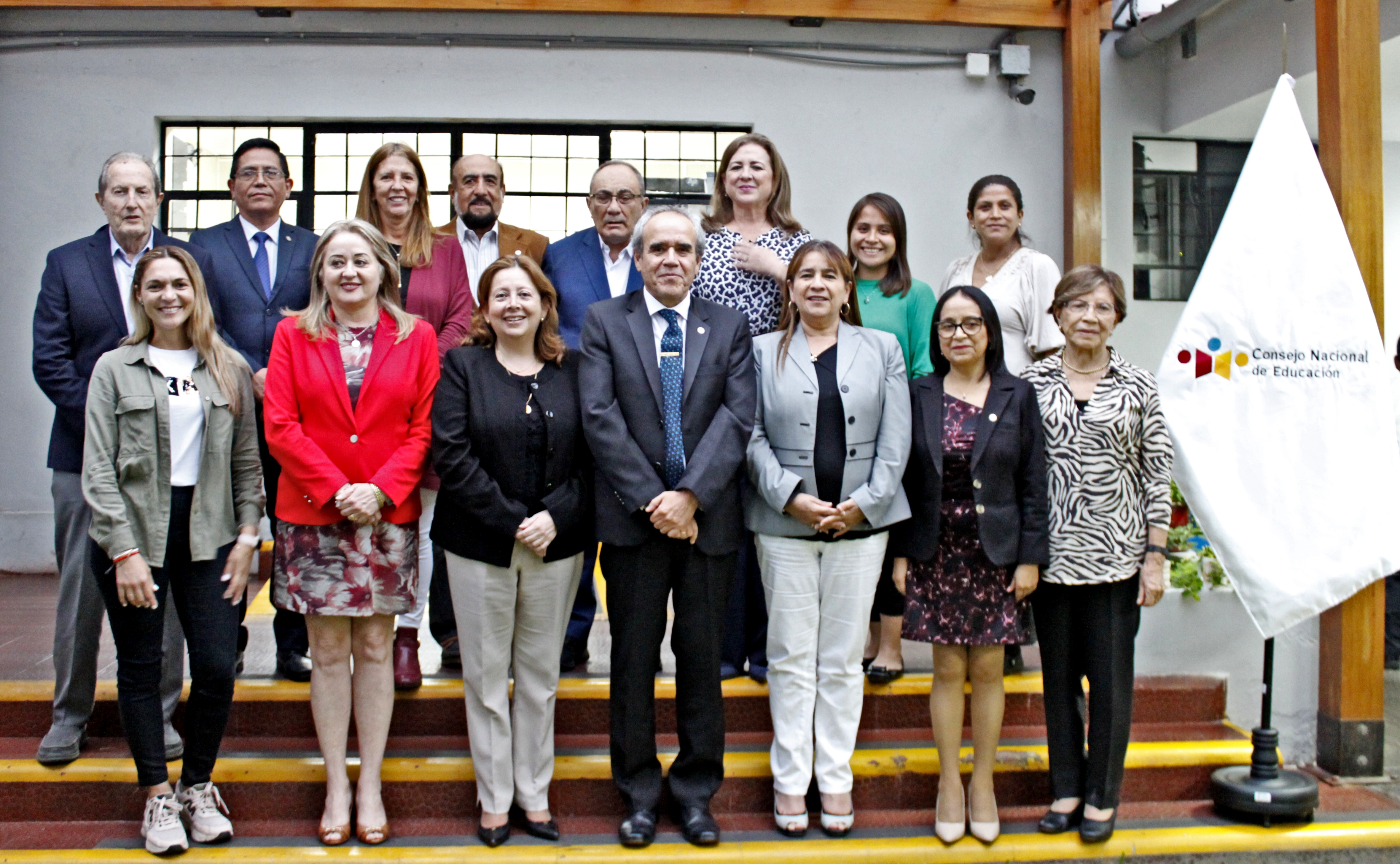 La ministra de Educación, Magnet Márquez Ramírez, se reunió con el plenario del Consejo Nacional de Educación (CNE), encabezado por su presidente Luis Lescano Sáenz, para exponer los retos y desafíos de su gestión. Participaron en la sesión, Miriam Ponce Vertiz, viceministra de Gestión Pedagógica y Fátima Altabás Kajatt, viceministra de Gestión Institucional.