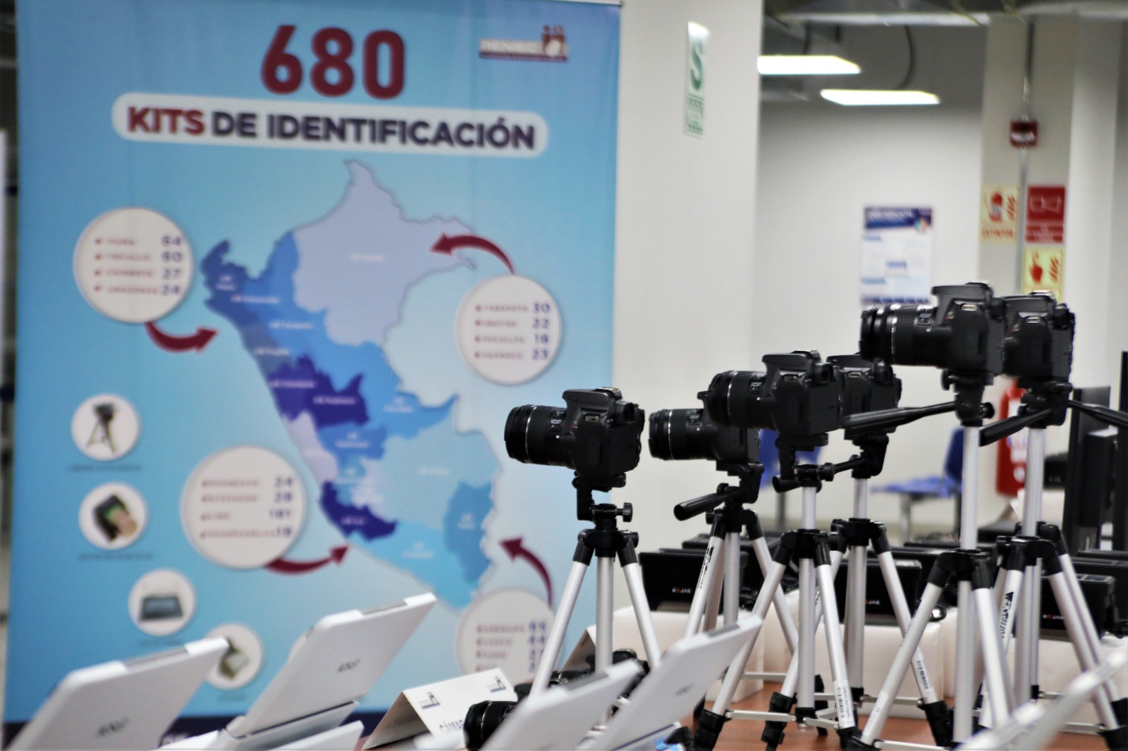 foto de los kits en la sede central del Reniec