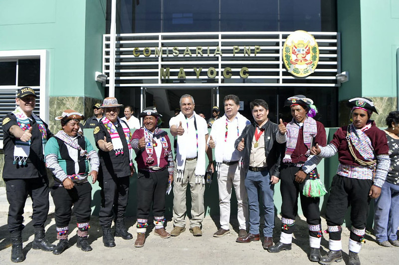 La población del distrito de San Miguel de Mayocc, ubicado en la provincia huancavelicana de Churcampa, cuenta con una moderna comisaría que fue inaugurada por el ministro del Interior, Vicente Romero, en una ceremonia que congregó a las autoridades locales y policiales, las juntas vecinales y la población en general.
Durante el acto, el titular del Interior destacó que, con estas nuevas instalaciones, el personal policial tendrá las condiciones adecuadas para desarrollar su labor, reforzar las condiciones de seguridad y brindar mejores servicios policiales en esta zona del país.
“Hoy vemos a una Policía Nacional renovada y reconfortada. Tienen un local de primera línea y es de ustedes, del pueblo. Todos tienen que colaborar para conservar esta comisaría, y trabajar con sus policías de la mano para optimizar los niveles de seguridad”, subrayó el ministro Romero.
Señaló que la obra representa un avance en el objetivo de cerrar las brechas en infraestructura que aún existen en la Policía Nacional del Perú. “Mi recomendación a los efectivos policiales es que creen vínculos muy cercanos con su comunidad. Tenemos que seguir trabajando por fortalecer la seguridad ciudadana y recuperar la confianza de la ciudadanía en sus policías”, manifestó
Tras la ceremonia de inauguración, el ministro Vicente Romero dialogó con las autoridades locales y la población de San Miguel de Mayocc, para conocer más a fondo sus demandas y necesidades a nivel social, y se comprometió a trasladar las necesidades a los titulares de las carteras correspondientes.
Moderna infraestructura
La Comisaría PNP San Miguel de Mayocc, que beneficiará a más de 5 mil habitantes del distrito y zonas aledañas, cuenta con ambientes para atención al ciudadano, sala de interrogatorios y de violencia familiar, zona de detención y oficinas de apoyo a la justicia, inteligencia, investigación, entre otras especialidades que estarán al servicio de su población.
La dependencia policial de tres pisos más una azotea, demandó una inversión de S/ 4.3 millones sobre un área de 1 250.73 m2, y está ubicada en la avenida Progreso s/n, a unas cuadras de la Plaza de Armas de la jurisdicción.
A la ceremonia de inauguración también asistieron el alcalde provincial de Churcampa, Thomás Alvarado; el alcalde distrital de San Miguel de Mayocc, Rubén Quispe; el viceministro de Seguridad Pública, Fidel Pintado; el prefecto regional de Huancavelica, Raúl Menéndez; el jefe de la VI Macro Región Policial Junín-Huancavelica, General PNP Colin Galván, entre otras autoridades.
