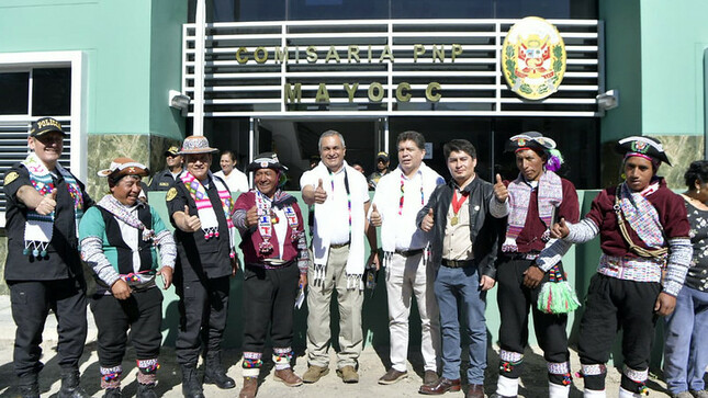 La población del distrito de San Miguel de Mayocc, ubicado en la provincia huancavelicana de Churcampa, cuenta con una moderna comisaría que fue inaugurada por el ministro del Interior, Vicente Romero, en una ceremonia que congregó a las autoridades locales y policiales, las juntas vecinales y la población en general.

Durante el acto, el titular del Interior destacó que, con estas nuevas instalaciones, el personal policial tendrá las condiciones adecuadas para desarrollar su labor, reforzar las condiciones de seguridad y brindar mejores servicios policiales en esta zona del país.

“Hoy vemos a una Policía Nacional renovada y reconfortada. Tienen un local de primera línea y es de ustedes, del pueblo. Todos tienen que colaborar para conservar esta comisaría, y trabajar con sus policías de la mano para optimizar los niveles de seguridad”, subrayó el ministro Romero.

Señaló que la obra representa un avance en el objetivo de cerrar las brechas en infraestructura que aún existen en la Policía Nacional del Perú. “Mi recomendación a los efectivos policiales es que creen vínculos muy cercanos con su comunidad. Tenemos que seguir trabajando por fortalecer la seguridad ciudadana y recuperar la confianza de la ciudadanía en sus policías”, manifestó

Tras la ceremonia de inauguración, el ministro Vicente Romero dialogó con las autoridades locales y la población de San Miguel de Mayocc, para conocer más a fondo sus demandas y necesidades a nivel social, y se comprometió a trasladar las necesidades a los titulares de las carteras correspondientes. 

Moderna infraestructura
La Comisaría PNP San Miguel de Mayocc, que beneficiará a más de 5 mil habitantes del distrito y zonas aledañas, cuenta con ambientes para atención al ciudadano, sala de interrogatorios y de violencia familiar, zona de detención y oficinas de apoyo a la justicia, inteligencia, investigación, entre otras especialidades que estarán al servicio de su población.
 
La dependencia policial de tres pisos más una azotea, demandó una inversión de S/ 4.3 millones sobre un área de 1 250.73 m2, y está ubicada en la avenida Progreso s/n, a unas cuadras de la Plaza de Armas de la jurisdicción. 

A la ceremonia de inauguración también asistieron el alcalde provincial de Churcampa, Thomás Alvarado; el alcalde distrital de San Miguel de Mayocc, Rubén Quispe; el viceministro de Seguridad Pública, Fidel Pintado; el prefecto regional de Huancavelica, Raúl Menéndez; el jefe de la VI Macro Región Policial Junín-Huancavelica, General PNP Colin Galván, entre otras autoridades.
