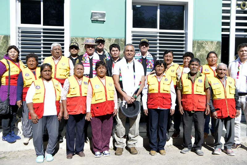 La población del distrito de San Miguel de Mayocc, ubicado en la provincia huancavelicana de Churcampa, cuenta con una moderna comisaría que fue inaugurada por el ministro del Interior, Vicente Romero, en una ceremonia que congregó a las autoridades locales y policiales, las juntas vecinales y la población en general.
Durante el acto, el titular del Interior destacó que, con estas nuevas instalaciones, el personal policial tendrá las condiciones adecuadas para desarrollar su labor, reforzar las condiciones de seguridad y brindar mejores servicios policiales en esta zona del país.
“Hoy vemos a una Policía Nacional renovada y reconfortada. Tienen un local de primera línea y es de ustedes, del pueblo. Todos tienen que colaborar para conservar esta comisaría, y trabajar con sus policías de la mano para optimizar los niveles de seguridad”, subrayó el ministro Romero.
Señaló que la obra representa un avance en el objetivo de cerrar las brechas en infraestructura que aún existen en la Policía Nacional del Perú. “Mi recomendación a los efectivos policiales es que creen vínculos muy cercanos con su comunidad. Tenemos que seguir trabajando por fortalecer la seguridad ciudadana y recuperar la confianza de la ciudadanía en sus policías”, manifestó
Tras la ceremonia de inauguración, el ministro Vicente Romero dialogó con las autoridades locales y la población de San Miguel de Mayocc, para conocer más a fondo sus demandas y necesidades a nivel social, y se comprometió a trasladar las necesidades a los titulares de las carteras correspondientes.
Moderna infraestructura
La Comisaría PNP San Miguel de Mayocc, que beneficiará a más de 5 mil habitantes del distrito y zonas aledañas, cuenta con ambientes para atención al ciudadano, sala de interrogatorios y de violencia familiar, zona de detención y oficinas de apoyo a la justicia, inteligencia, investigación, entre otras especialidades que estarán al servicio de su población.
La dependencia policial de tres pisos más una azotea, demandó una inversión de S/ 4.3 millones sobre un área de 1 250.73 m2, y está ubicada en la avenida Progreso s/n, a unas cuadras de la Plaza de Armas de la jurisdicción.
A la ceremonia de inauguración también asistieron el alcalde provincial de Churcampa, Thomás Alvarado; el alcalde distrital de San Miguel de Mayocc, Rubén Quispe; el viceministro de Seguridad Pública, Fidel Pintado; el prefecto regional de Huancavelica, Raúl Menéndez; el jefe de la VI Macro Región Policial Junín-Huancavelica, General PNP Colin Galván, entre otras autoridades.