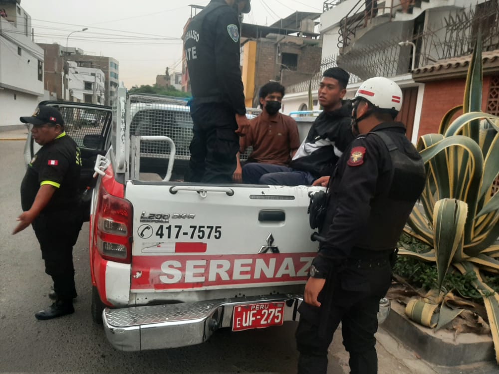 Vecinos del sector apoyaron a los serenos de Ate en la captura de delincuentes.