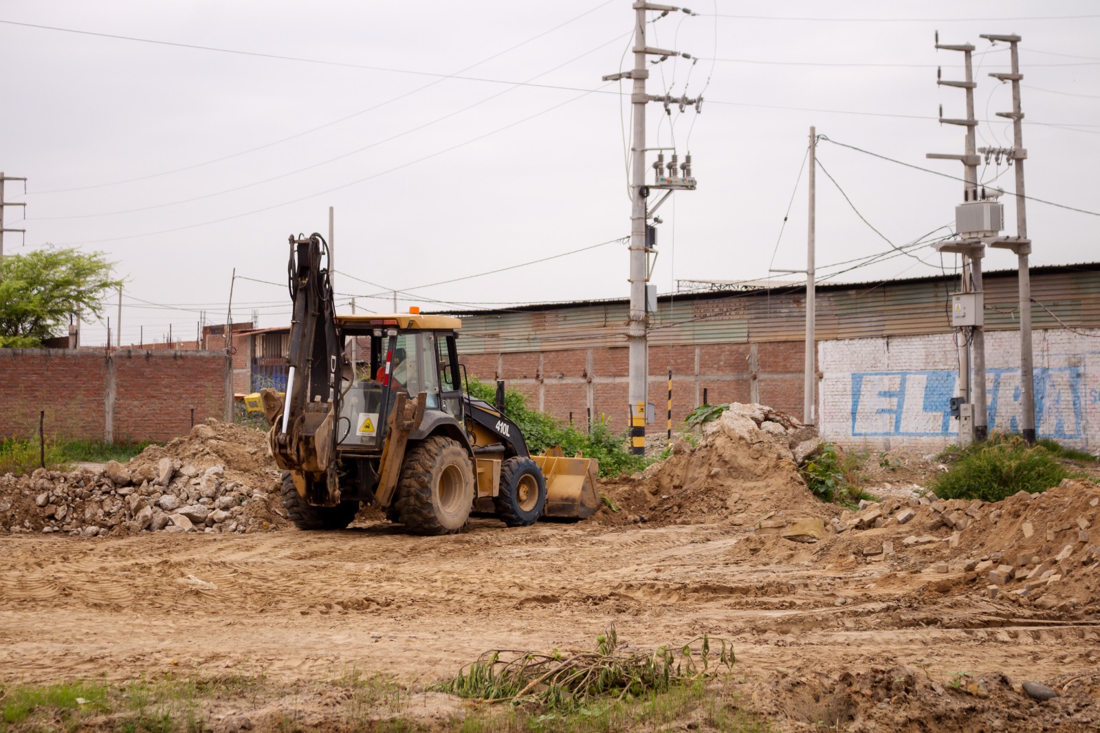 Con Maquinaria Pesada Municipalidad Efectúa Limpieza en Lateral Derecho de Vía Hacia Tambogrande