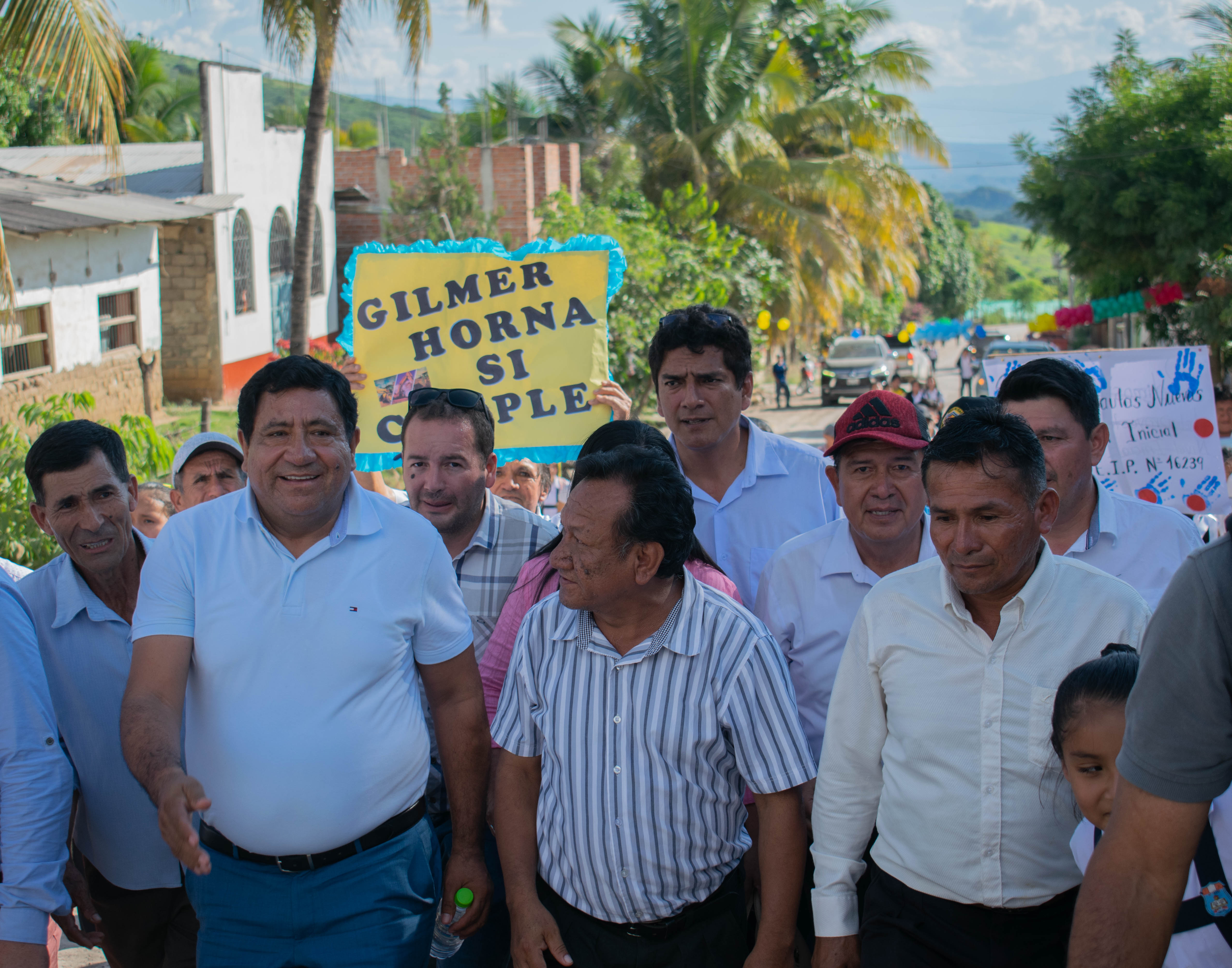 Gobernador Regional de Amazonas, Gilmer Horna Corrales, visitó el Distrito de Copallin, empezando su recorrido por el Centro de Salud y las diferentes Instituciones Educativas, asumiendo compromisos de mejora en cada Entidad del Distrito mencionado.
Participaron también el Alcalde de Copallin, Segundo Pastor Flores Rojas; Gerente Sub Regional Bagua, Ing. Wilmer Guevara Bustamante; Director de la Red de Salud Bagua, Obsta. Roberto Sanjinéz Castillo, entre otras importantes autoridades.