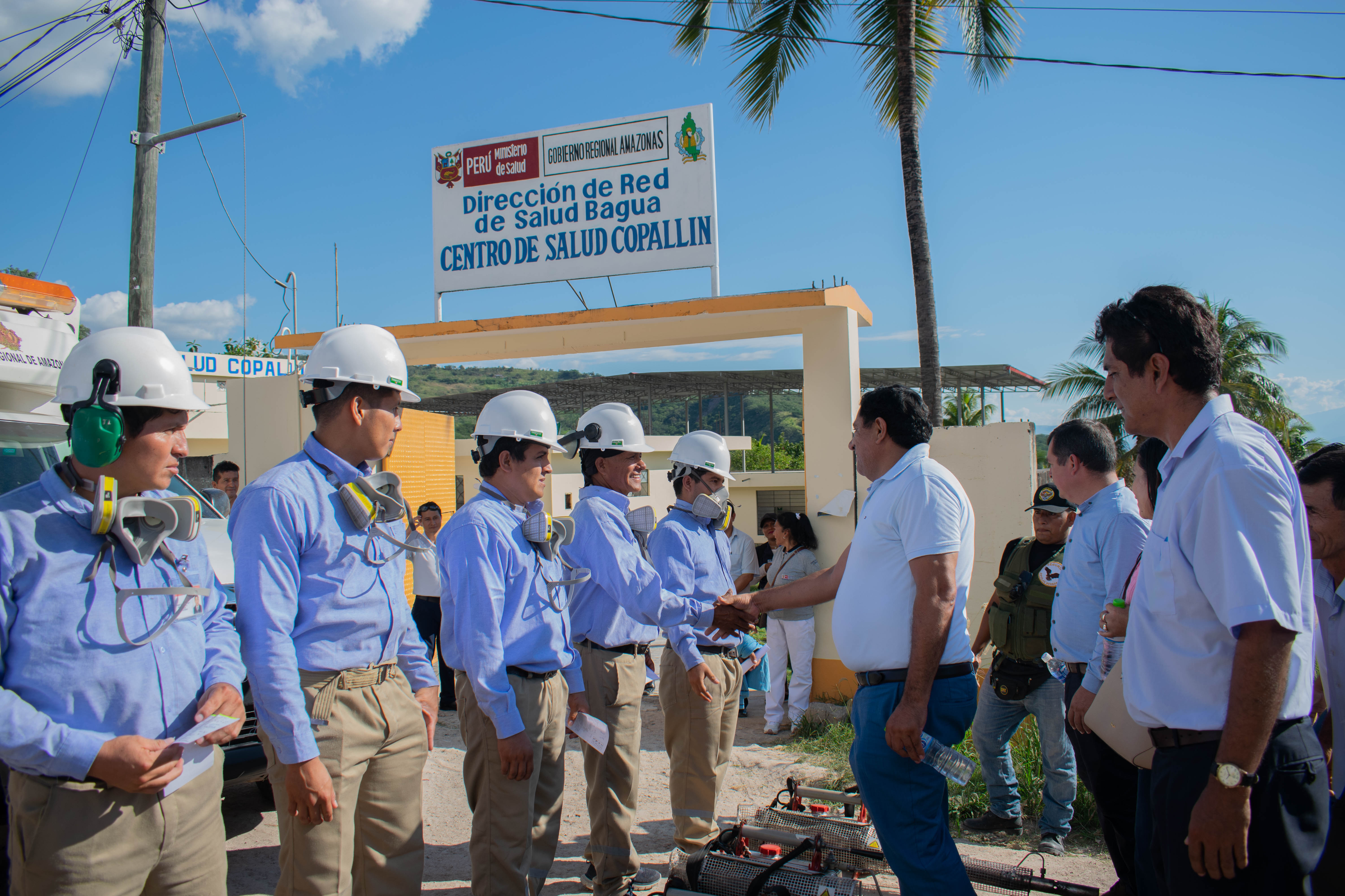 Gobernador Regional de Amazonas, Gilmer Horna Corrales, visitó el Distrito de Copallin, empezando su recorrido por el Centro de Salud y las diferentes Instituciones Educativas, asumiendo compromisos de mejora en cada Entidad del Distrito mencionado.
Participaron también el Alcalde de Copallin, Segundo Pastor Flores Rojas; Gerente Sub Regional Bagua, Ing. Wilmer Guevara Bustamante; Director de la Red de Salud Bagua, Obsta. Roberto Sanjinéz Castillo, entre otras importantes autoridades.