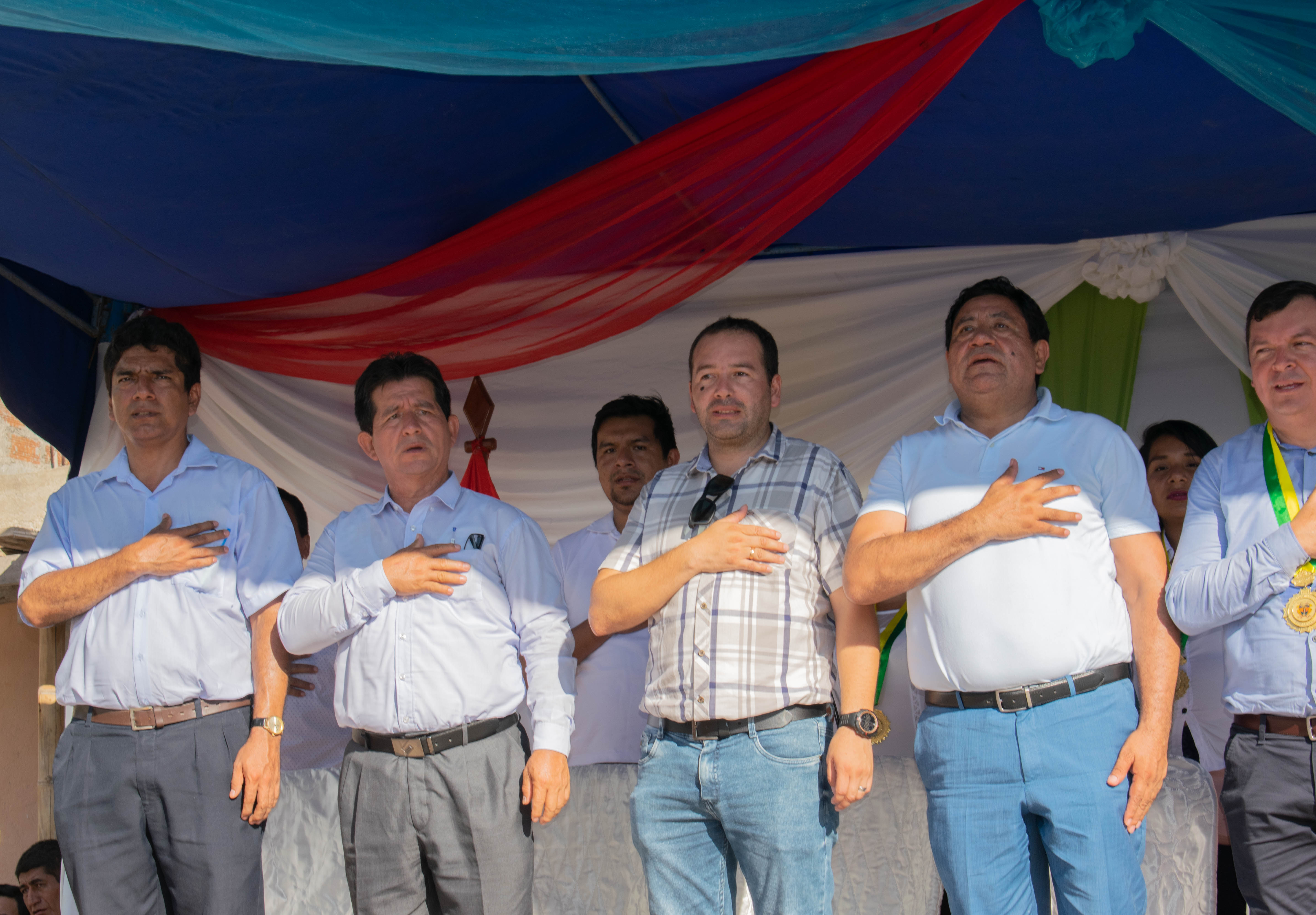 Gobernador Regional de Amazonas, Gilmer Horna Corrales, visitó el Distrito de Copallin, empezando su recorrido por el Centro de Salud y las diferentes Instituciones Educativas, asumiendo compromisos de mejora en cada Entidad del Distrito mencionado.
Participaron también el Alcalde de Copallin, Segundo Pastor Flores Rojas; Gerente Sub Regional Bagua, Ing. Wilmer Guevara Bustamante; Director de la Red de Salud Bagua, Obsta. Roberto Sanjinéz Castillo, entre otras importantes autoridades.