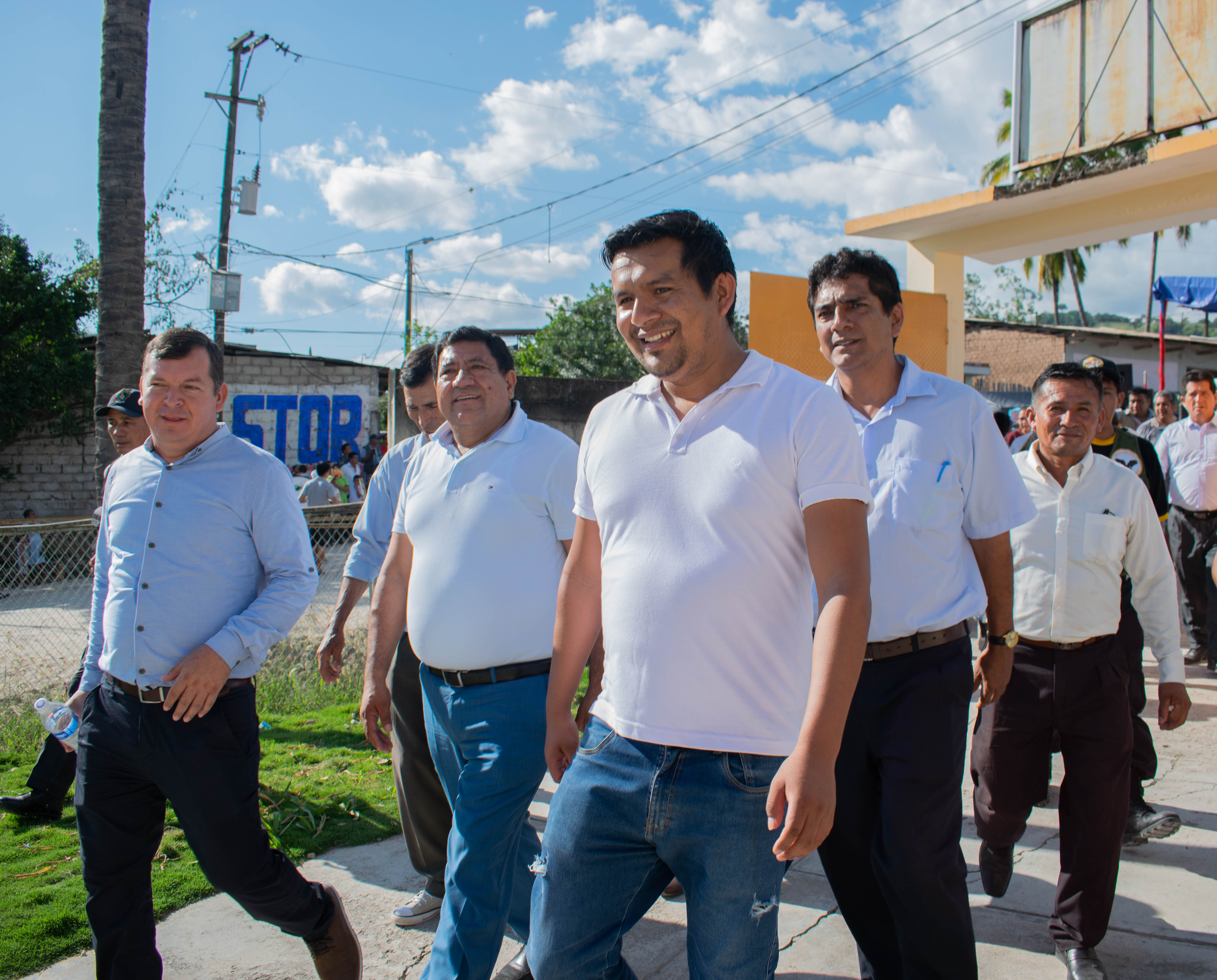 Gobernador Regional de Amazonas, Gilmer Horna Corrales, visitó el Distrito de Copallin, empezando su recorrido por el Centro de Salud y las diferentes Instituciones Educativas, asumiendo compromisos de mejora en cada Entidad del Distrito mencionado.
Participaron también el Alcalde de Copallin, Segundo Pastor Flores Rojas; Gerente Sub Regional Bagua, Ing. Wilmer Guevara Bustamante; Director de la Red de Salud Bagua, Obsta. Roberto Sanjinéz Castillo, entre otras importantes autoridades.