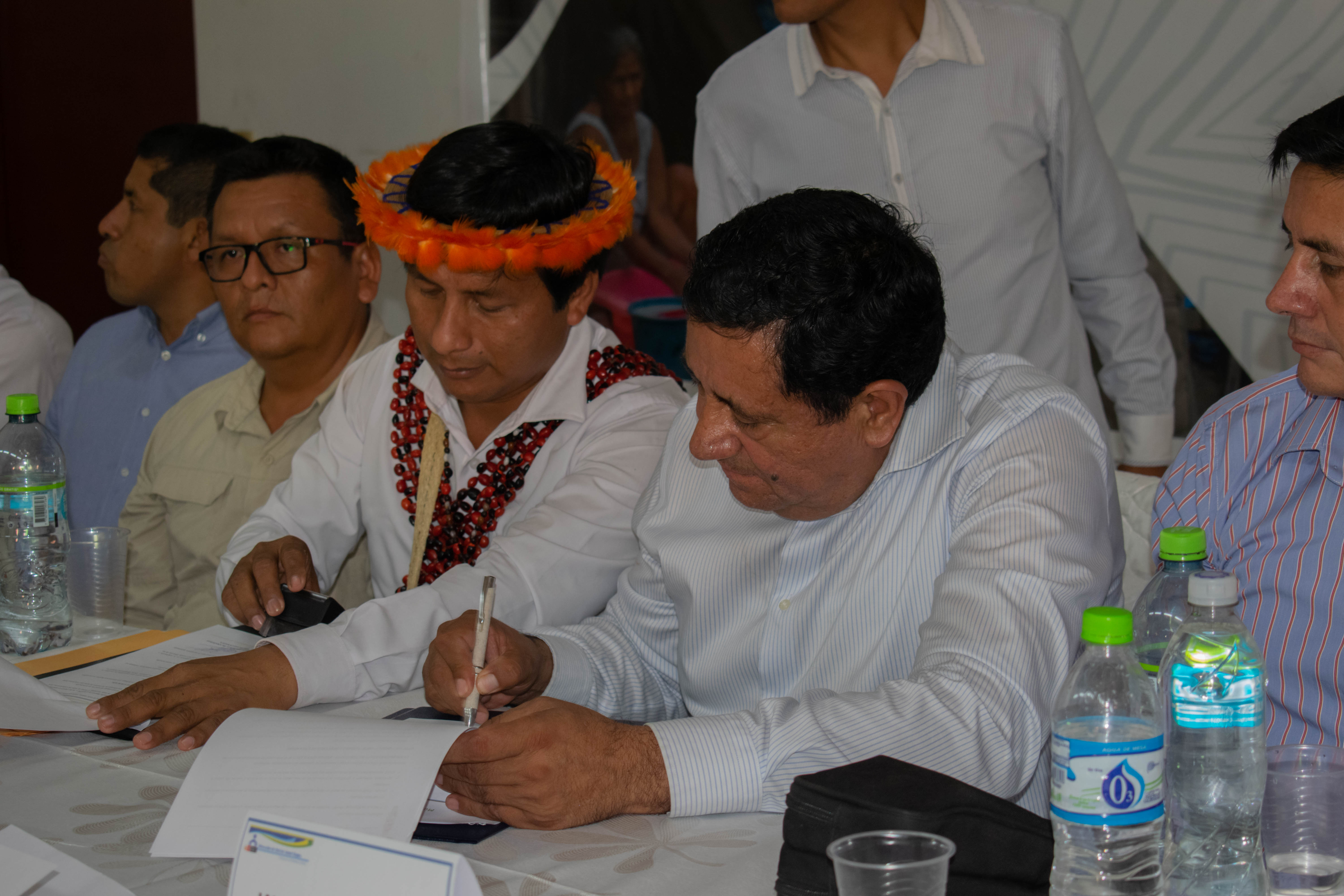 Con el objetivo de establecer un trabajo articulado con los Gobiernos Locales, y con la finalidad de promover el cuidado de la Salud de la población; Gobernador Regional Amazonas Gilmer Horna Corrales, en presencia de la Viceministra de Salud Karin Pardo Ruiz, Director Regional de Salud Amazonas Dr. Wuilian Trigoso Rojas, Alcaldes de los Distritos de la Provincia de Bagua, Director de la Red de Salud Bagua Obsta. Roberto Sanjinéz Castillo, Director del Hospital Héroes del Cenepa Bagua Dr. Erick Mitchell Suarez Vidal, Director del Hospital Gustavo Lanatta Lujan, Consejero Regional Amazonas por Bagua Dr. David Catedra Maco y demás autoridades; se realizó la firma de convenios Interinstitucionales para la prevención del dengue.
Esta firma de convenios, tiene como objetivo trabajar conjuntamente con todas las autoridades y disminuir los casos de virus transmitidos por el mosquito Aedes aegypti transmisor del dengue y otras enfermedades.
Esta Reunión se realizó en el Auditorio de la Gerencia Sub Regional Bagua, este martes 16 de mayo del presente año.