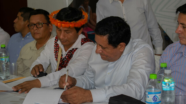 Con el objetivo de establecer un trabajo articulado con los Gobiernos Locales, y con la finalidad de promover el cuidado de la Salud de la población; Gobernador Regional Amazonas Gilmer Horna Corrales, en presencia de la Viceministra de Salud Karin Pardo Ruiz,  Director  Regional de Salud Amazonas  Dr. Wuilian Trigoso Rojas, Alcaldes de los Distritos  de la Provincia de Bagua, Director de la Red de Salud Bagua Obsta. Roberto Sanjinéz Castillo, Director del Hospital Héroes del Cenepa Bagua Dr. Erick Mitchell Suarez Vidal, Director del Hospital Gustavo Lanatta Lujan, Consejero  Regional Amazonas por Bagua Dr. David Catedra Maco y demás autoridades;  se realizó la firma de convenios Interinstitucionales para la prevención del dengue. 

Esta firma de convenios, tiene como objetivo trabajar conjuntamente con todas las autoridades  y disminuir los casos de virus transmitidos por el mosquito Aedes aegypti transmisor del dengue y otras enfermedades.
Esta Reunión se realizó en el Auditorio de la Gerencia Sub Regional Bagua, este martes 16 de mayo del presente año.