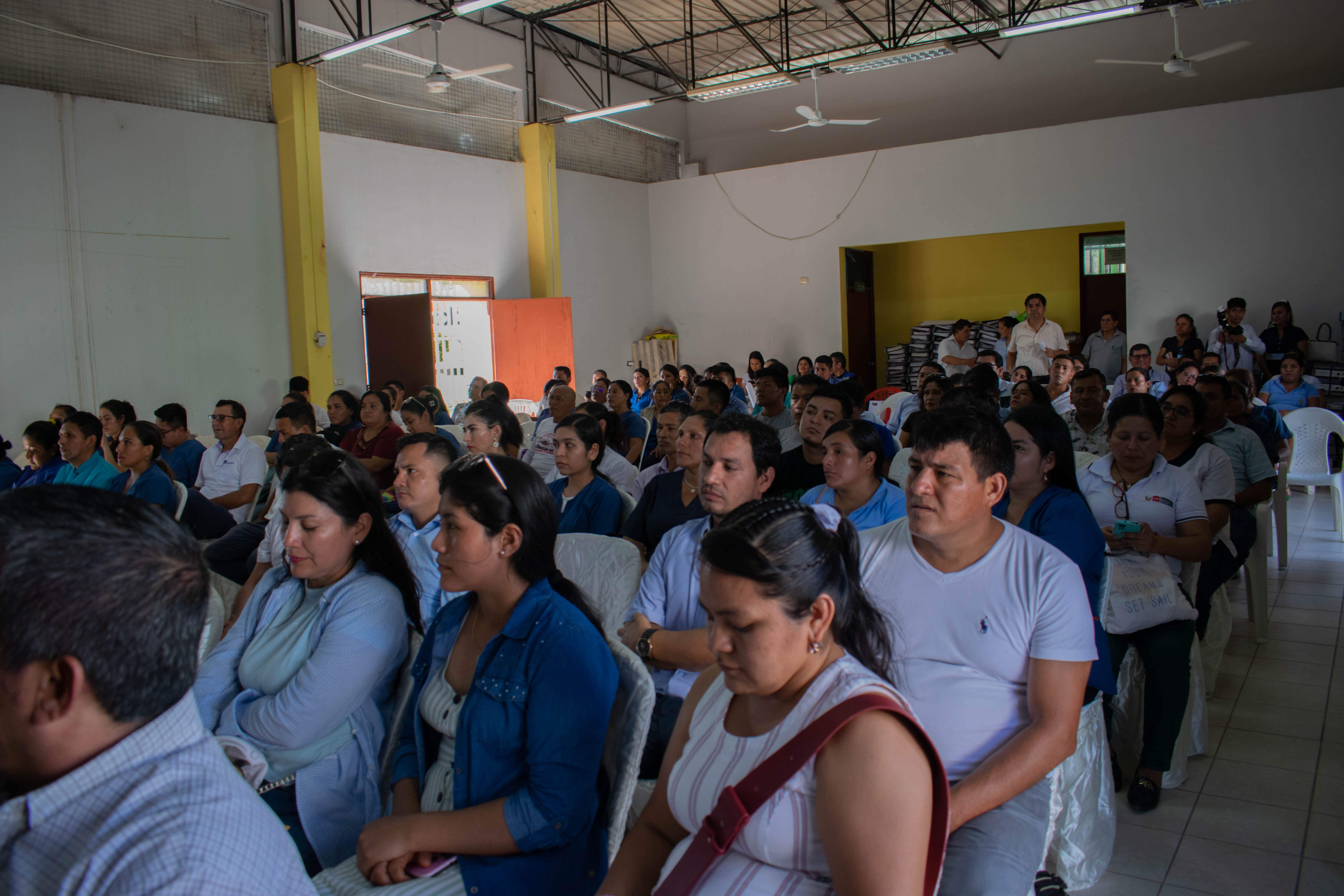 Con el objetivo de establecer un trabajo articulado con los Gobiernos Locales, y con la finalidad de promover el cuidado de la Salud de la población; Gobernador Regional Amazonas Gilmer Horna Corrales, en presencia de la Viceministra de Salud Karin Pardo Ruiz, Director Regional de Salud Amazonas Dr. Wuilian Trigoso Rojas, Alcaldes de los Distritos de la Provincia de Bagua, Director de la Red de Salud Bagua Obsta. Roberto Sanjinéz Castillo, Director del Hospital Héroes del Cenepa Bagua Dr. Erick Mitchell Suarez Vidal, Director del Hospital Gustavo Lanatta Lujan, Consejero Regional Amazonas por Bagua Dr. David Catedra Maco y demás autoridades; se realizó la firma de convenios Interinstitucionales para la prevención del dengue.
Esta firma de convenios, tiene como objetivo trabajar conjuntamente con todas las autoridades y disminuir los casos de virus transmitidos por el mosquito Aedes aegypti transmisor del dengue y otras enfermedades.
Esta Reunión se realizó en el Auditorio de la Gerencia Sub Regional Bagua, este martes 16 de mayo del presente año.