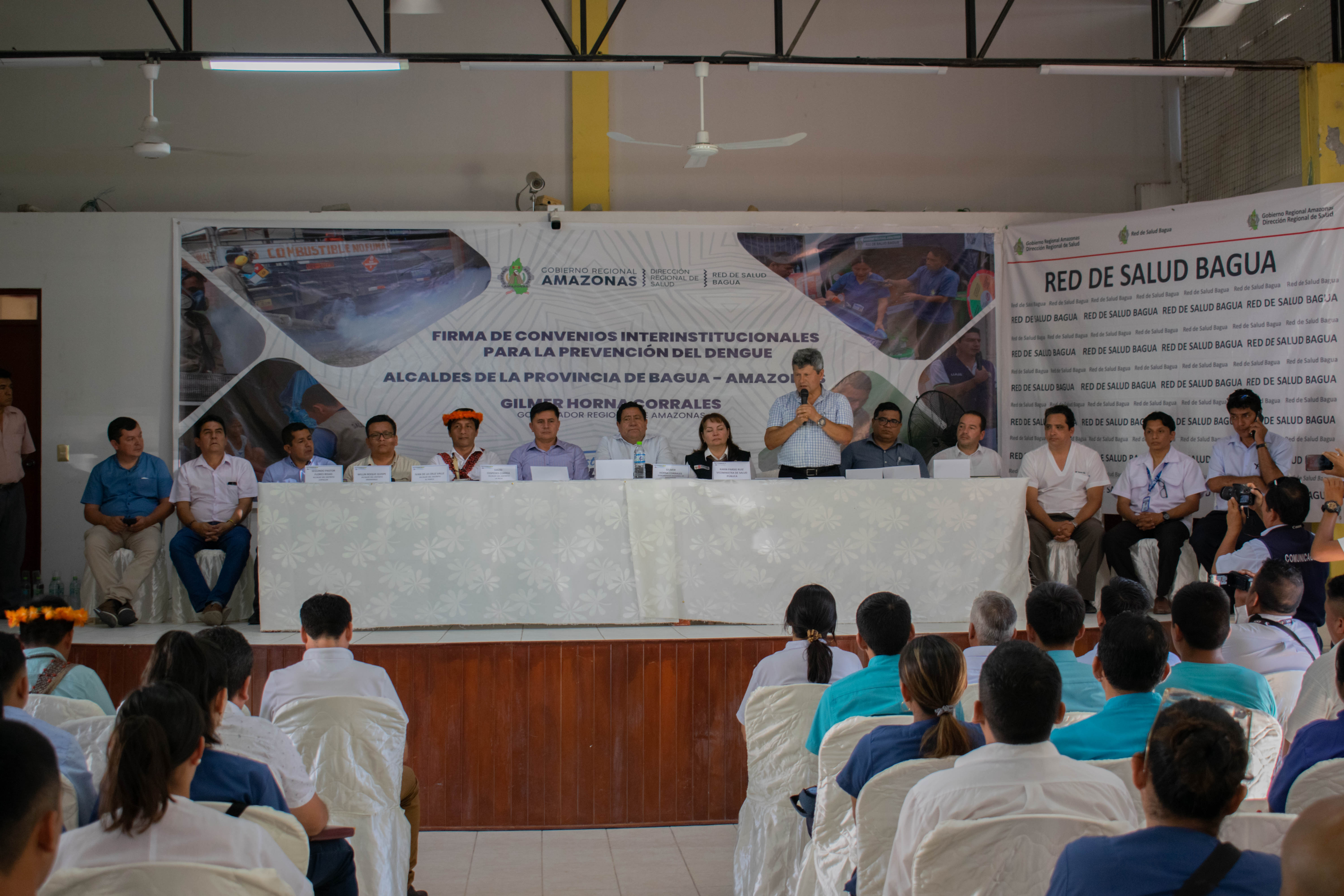 Con el objetivo de establecer un trabajo articulado con los Gobiernos Locales, y con la finalidad de promover el cuidado de la Salud de la población; Gobernador Regional Amazonas Gilmer Horna Corrales, en presencia de la Viceministra de Salud Karin Pardo Ruiz, Director Regional de Salud Amazonas Dr. Wuilian Trigoso Rojas, Alcaldes de los Distritos de la Provincia de Bagua, Director de la Red de Salud Bagua Obsta. Roberto Sanjinéz Castillo, Director del Hospital Héroes del Cenepa Bagua Dr. Erick Mitchell Suarez Vidal, Director del Hospital Gustavo Lanatta Lujan, Consejero Regional Amazonas por Bagua Dr. David Catedra Maco y demás autoridades; se realizó la firma de convenios Interinstitucionales para la prevención del dengue.
Esta firma de convenios, tiene como objetivo trabajar conjuntamente con todas las autoridades y disminuir los casos de virus transmitidos por el mosquito Aedes aegypti transmisor del dengue y otras enfermedades.
Esta Reunión se realizó en el Auditorio de la Gerencia Sub Regional Bagua, este martes 16 de mayo del presente año.