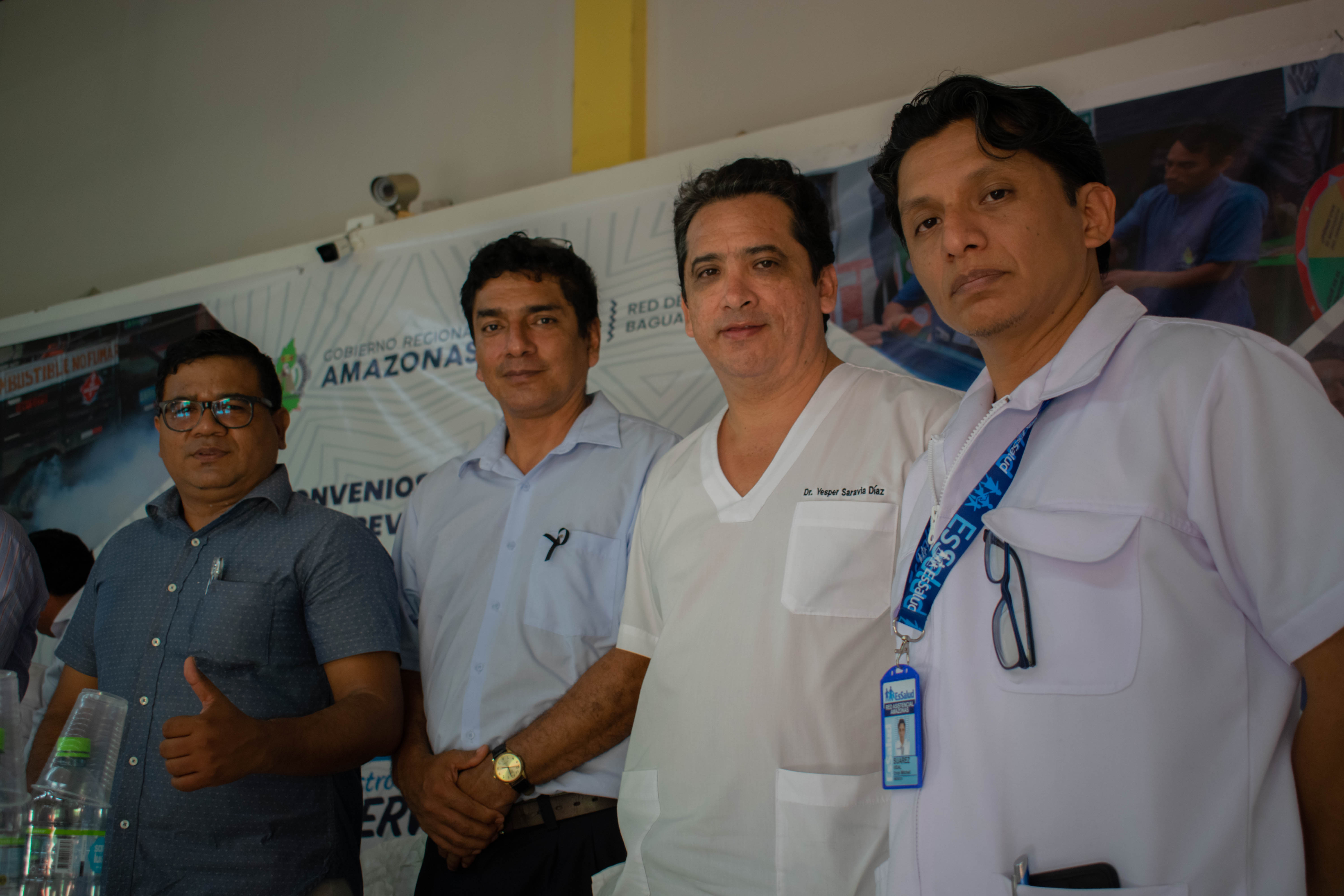 Con el objetivo de establecer un trabajo articulado con los Gobiernos Locales, y con la finalidad de promover el cuidado de la Salud de la población; Gobernador Regional Amazonas Gilmer Horna Corrales, en presencia de la Viceministra de Salud Karin Pardo Ruiz, Director Regional de Salud Amazonas Dr. Wuilian Trigoso Rojas, Alcaldes de los Distritos de la Provincia de Bagua, Director de la Red de Salud Bagua Obsta. Roberto Sanjinéz Castillo, Director del Hospital Héroes del Cenepa Bagua Dr. Erick Mitchell Suarez Vidal, Director del Hospital Gustavo Lanatta Lujan, Consejero Regional Amazonas por Bagua Dr. David Catedra Maco y demás autoridades; se realizó la firma de convenios Interinstitucionales para la prevención del dengue.
Esta firma de convenios, tiene como objetivo trabajar conjuntamente con todas las autoridades y disminuir los casos de virus transmitidos por el mosquito Aedes aegypti transmisor del dengue y otras enfermedades.
Esta Reunión se realizó en el Auditorio de la Gerencia Sub Regional Bagua, este martes 16 de mayo del presente año.