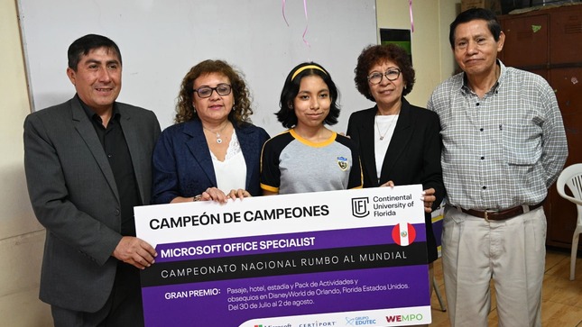 Estudiante junto a directora de la UGEL 05, director del plantel, docente asesor y especialista de UGEL.