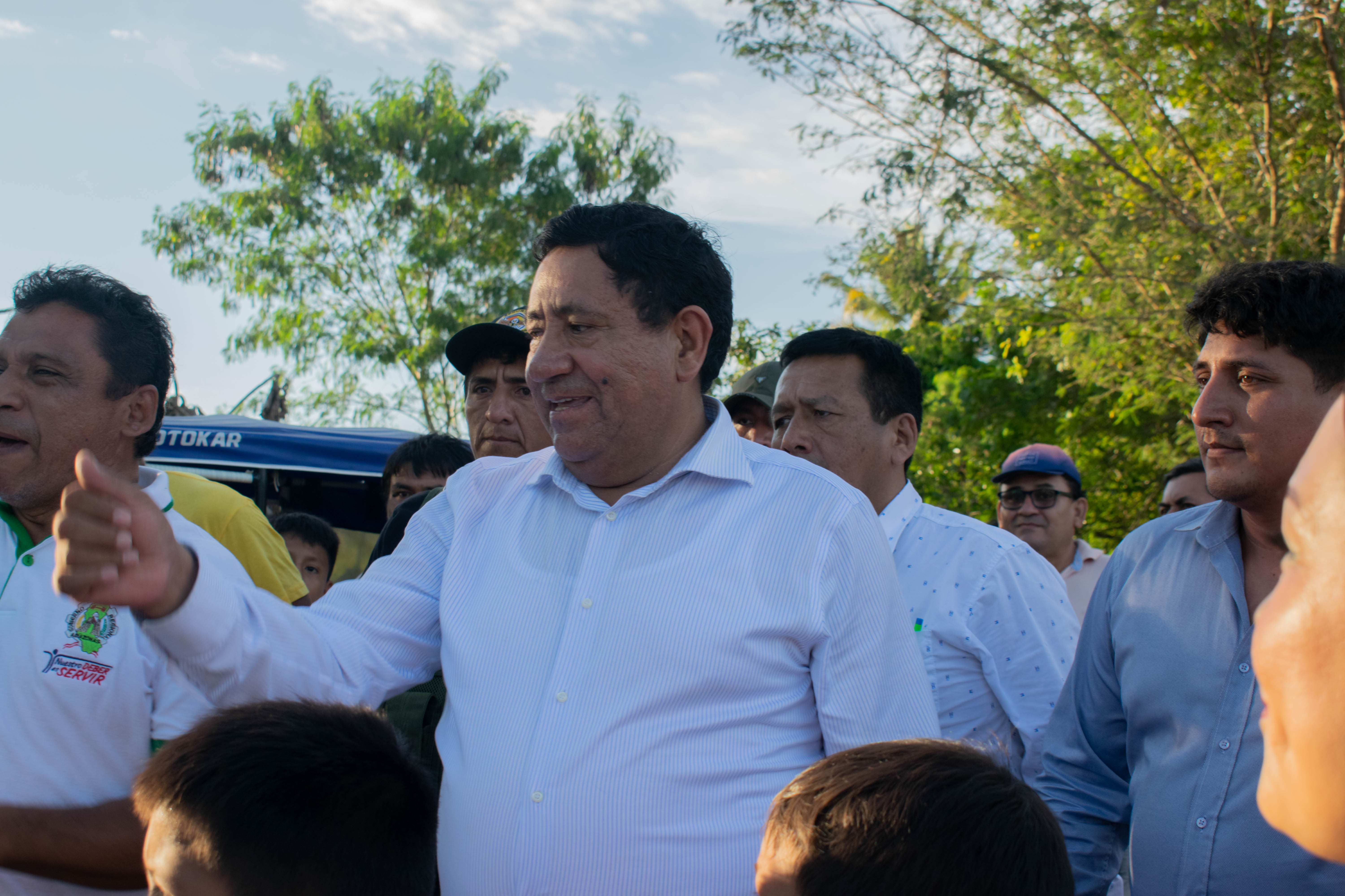 Con la finalidad de mejorar la calidad de vida de los pobladores del Sector Brujo Pata, en la ciudad de Bagua, el Gobernador Regional de Amazonas Gilmer Horna Corrales, realizó la colocación de la primera piedra para dar acceso a servicios de agua y saneamiento básico. Importante obra para el sector, por un monto ascendente a S/. 2’428,148. 67, con un plazo de ejecución de 120 días calendarios.
Entre alegría y aplausos de los pobladores de dicho sector, se puso de manifiesto gran emoción y agradecimiento hacia el Gobernador, por tan importante obra, la misma que se hará realidad después de tantos años de espera.
“Nos sentimos muy agradecidos de hoy poder iniciar lo que será el acceso a tan importante elemento vital para la vida, nuestro compromiso es que la población cuente con los servicio básicos”, expresó Horna Corrales.
Asi mismo, en el acto de la colocación de la primera piedra se contó con la presencia del Director de la Red de Salud Bagua Obsta. Roberto Sanjinéz Castillo, el Sr. Alcalde de la provincia de Bagua Javier Julon Pérez entre otras autoridades Regionales y Locales.
