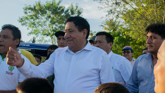Con la finalidad de mejorar la calidad de vida de los pobladores del Sector Brujo Pata, en la ciudad de Bagua, el Gobernador Regional de Amazonas Gilmer Horna Corrales, realizó la colocación de la primera piedra para dar acceso a servicios de agua y saneamiento básico. Importante obra para el sector, por un monto ascendente a S/. 2’428,148. 67, con un plazo de ejecución de 120 días calendarios.
Entre alegría y aplausos de los pobladores de dicho sector, se puso de manifiesto  gran emoción y agradecimiento hacia el Gobernador, por tan importante obra, la misma que se hará realidad después de tantos años de espera.
“Nos sentimos muy agradecidos de hoy poder iniciar lo que será el acceso a tan importante elemento vital para la vida, nuestro compromiso es que la población cuente con los servicio básicos”, expresó Horna Corrales.
Asi mismo, en el acto de la colocación de la primera piedra se contó  con la presencia del Director de la Red de Salud Bagua Obsta. Roberto Sanjinéz Castillo, el Sr. Alcalde de la provincia de Bagua Javier Julon Pérez entre otras autoridades Regionales y Locales.