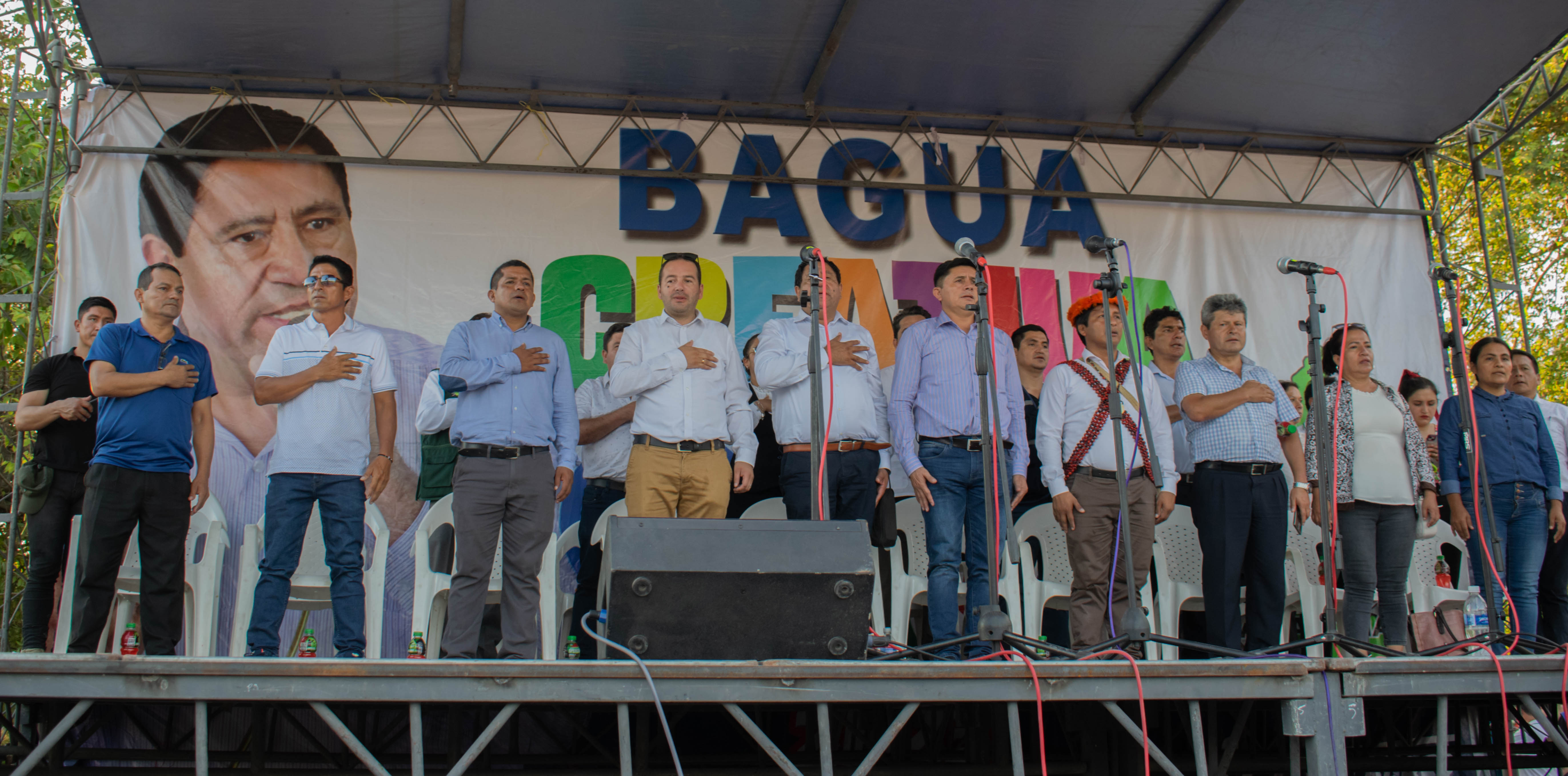 Con la finalidad de mejorar la calidad de vida de los pobladores del Sector Brujo Pata, en la ciudad de Bagua, el Gobernador Regional de Amazonas Gilmer Horna Corrales, realizó la colocación de la primera piedra para dar acceso a servicios de agua y saneamiento básico. Importante obra para el sector, por un monto ascendente a S/. 2’428,148. 67, con un plazo de ejecución de 120 días calendarios.
Entre alegría y aplausos de los pobladores de dicho sector, se puso de manifiesto gran emoción y agradecimiento hacia el Gobernador, por tan importante obra, la misma que se hará realidad después de tantos años de espera.
“Nos sentimos muy agradecidos de hoy poder iniciar lo que será el acceso a tan importante elemento vital para la vida, nuestro compromiso es que la población cuente con los servicio básicos”, expresó Horna Corrales.
Asi mismo, en el acto de la colocación de la primera piedra se contó con la presencia del Director de la Red de Salud Bagua Obsta. Roberto Sanjinéz Castillo, el Sr. Alcalde de la provincia de Bagua Javier Julon Pérez entre otras autoridades Regionales y Locales.