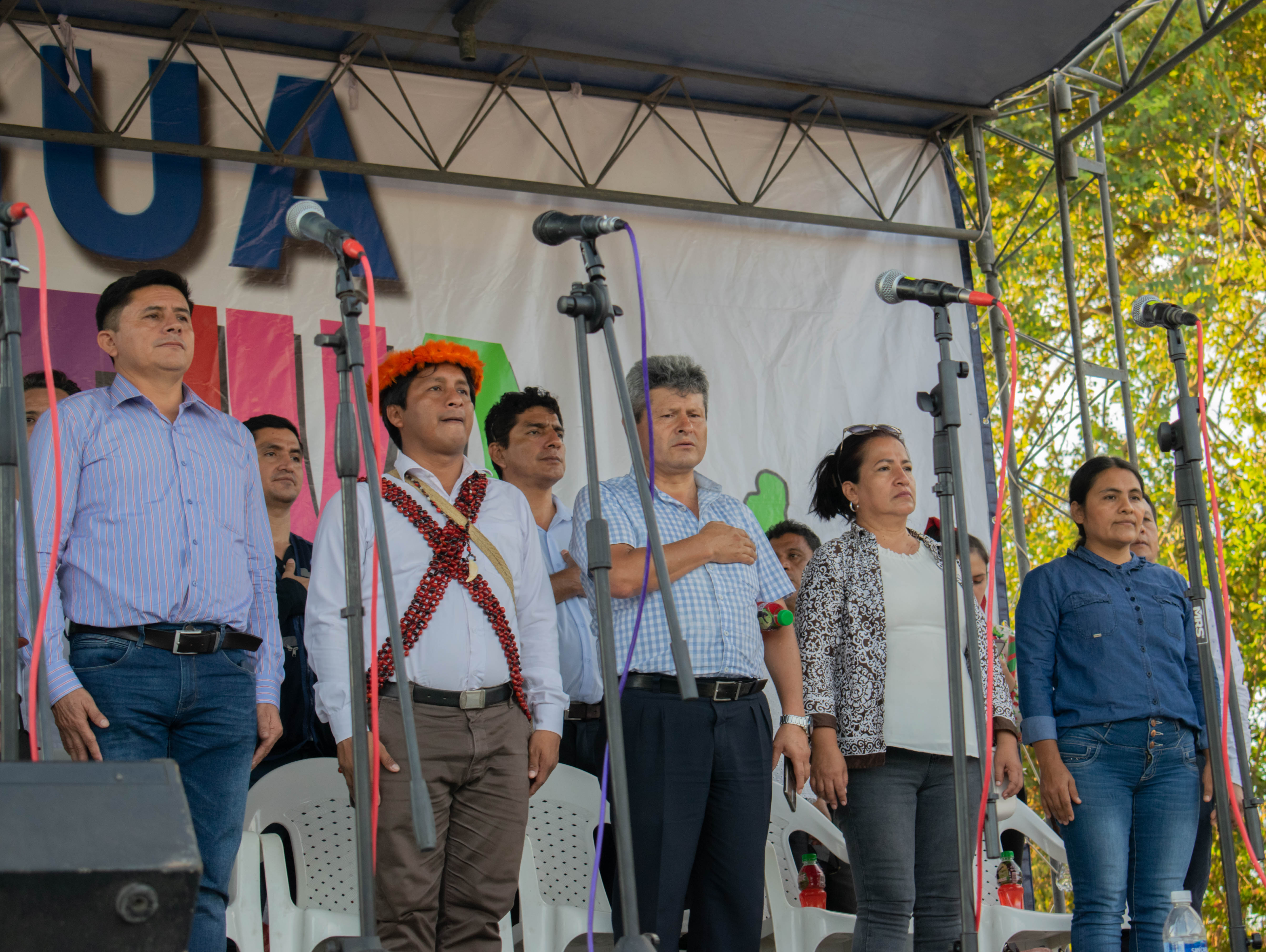 Con la finalidad de mejorar la calidad de vida de los pobladores del Sector Brujo Pata, en la ciudad de Bagua, el Gobernador Regional de Amazonas Gilmer Horna Corrales, realizó la colocación de la primera piedra para dar acceso a servicios de agua y saneamiento básico. Importante obra para el sector, por un monto ascendente a S/. 2’428,148. 67, con un plazo de ejecución de 120 días calendarios.
Entre alegría y aplausos de los pobladores de dicho sector, se puso de manifiesto gran emoción y agradecimiento hacia el Gobernador, por tan importante obra, la misma que se hará realidad después de tantos años de espera.
“Nos sentimos muy agradecidos de hoy poder iniciar lo que será el acceso a tan importante elemento vital para la vida, nuestro compromiso es que la población cuente con los servicio básicos”, expresó Horna Corrales.
Asi mismo, en el acto de la colocación de la primera piedra se contó con la presencia del Director de la Red de Salud Bagua Obsta. Roberto Sanjinéz Castillo, el Sr. Alcalde de la provincia de Bagua Javier Julon Pérez entre otras autoridades Regionales y Locales.