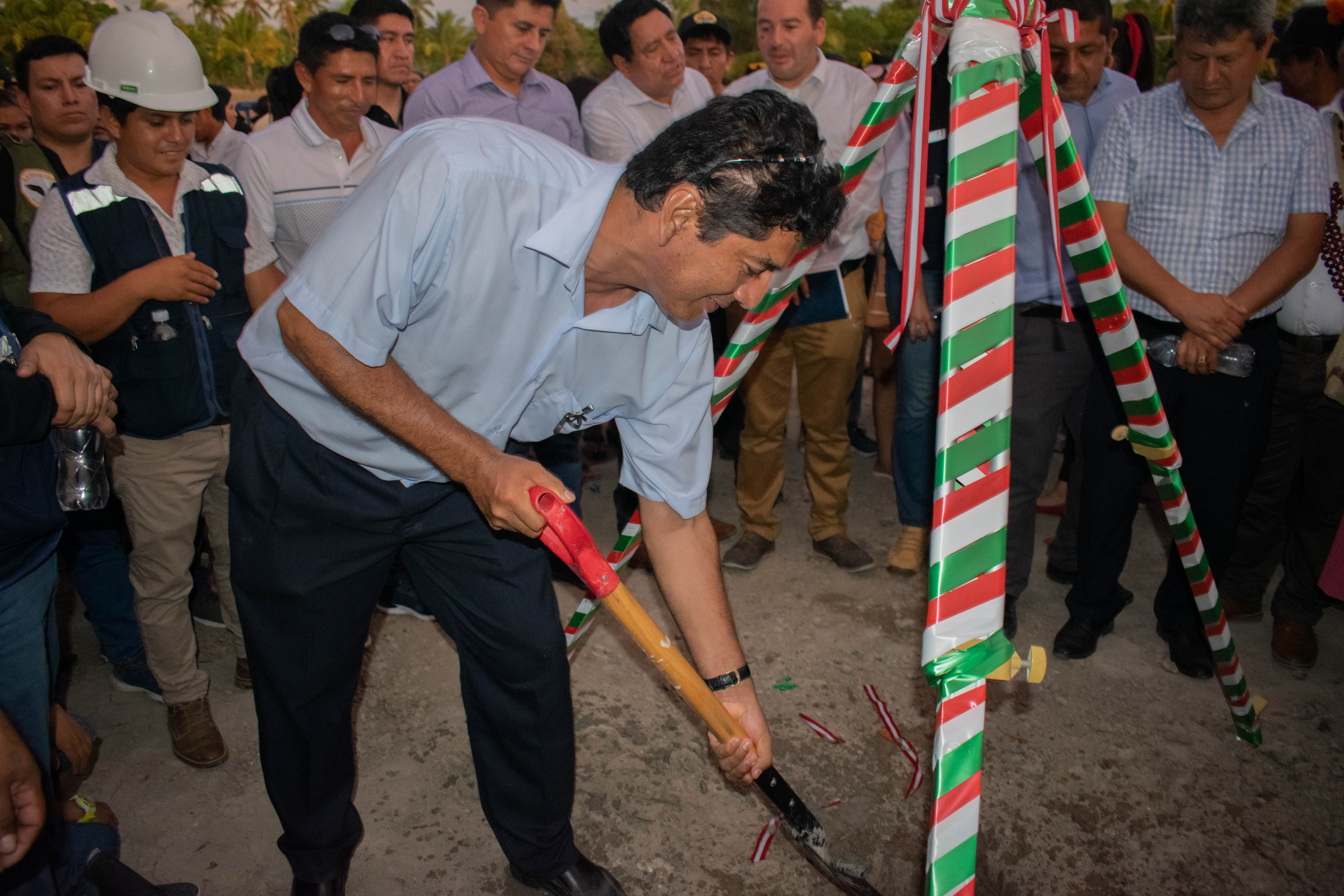 Con la finalidad de mejorar la calidad de vida de los pobladores del Sector Brujo Pata, en la ciudad de Bagua, el Gobernador Regional de Amazonas Gilmer Horna Corrales, realizó la colocación de la primera piedra para dar acceso a servicios de agua y saneamiento básico. Importante obra para el sector, por un monto ascendente a S/. 2’428,148. 67, con un plazo de ejecución de 120 días calendarios.
Entre alegría y aplausos de los pobladores de dicho sector, se puso de manifiesto gran emoción y agradecimiento hacia el Gobernador, por tan importante obra, la misma que se hará realidad después de tantos años de espera.
“Nos sentimos muy agradecidos de hoy poder iniciar lo que será el acceso a tan importante elemento vital para la vida, nuestro compromiso es que la población cuente con los servicio básicos”, expresó Horna Corrales.
Asi mismo, en el acto de la colocación de la primera piedra se contó con la presencia del Director de la Red de Salud Bagua Obsta. Roberto Sanjinéz Castillo, el Sr. Alcalde de la provincia de Bagua Javier Julon Pérez entre otras autoridades Regionales y Locales.