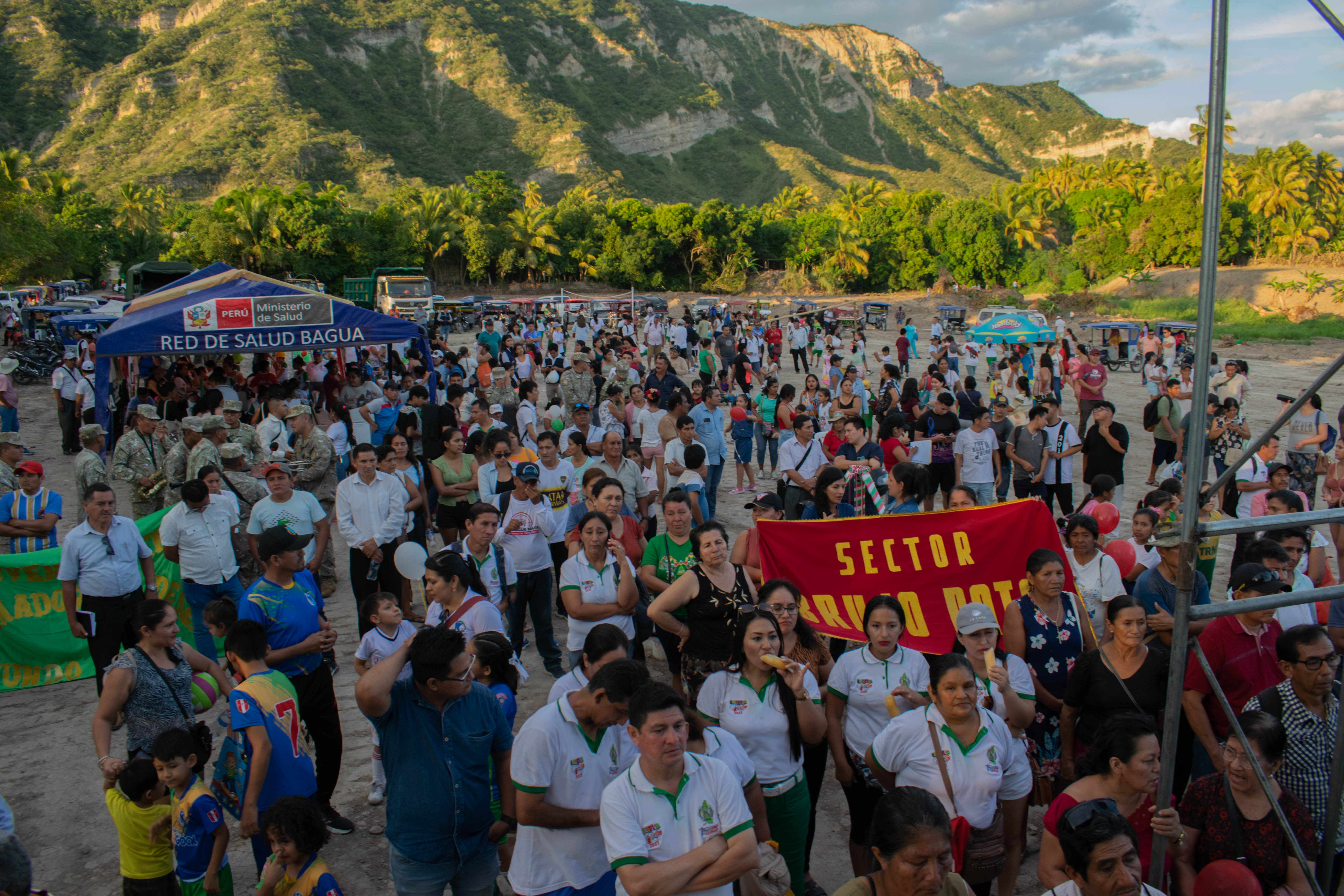 Con la finalidad de mejorar la calidad de vida de los pobladores del Sector Brujo Pata, en la ciudad de Bagua, el Gobernador Regional de Amazonas Gilmer Horna Corrales, realizó la colocación de la primera piedra para dar acceso a servicios de agua y saneamiento básico. Importante obra para el sector, por un monto ascendente a S/. 2’428,148. 67, con un plazo de ejecución de 120 días calendarios.
Entre alegría y aplausos de los pobladores de dicho sector, se puso de manifiesto gran emoción y agradecimiento hacia el Gobernador, por tan importante obra, la misma que se hará realidad después de tantos años de espera.
“Nos sentimos muy agradecidos de hoy poder iniciar lo que será el acceso a tan importante elemento vital para la vida, nuestro compromiso es que la población cuente con los servicio básicos”, expresó Horna Corrales.
Asi mismo, en el acto de la colocación de la primera piedra se contó con la presencia del Director de la Red de Salud Bagua Obsta. Roberto Sanjinéz Castillo, el Sr. Alcalde de la provincia de Bagua Javier Julon Pérez entre otras autoridades Regionales y Locales.