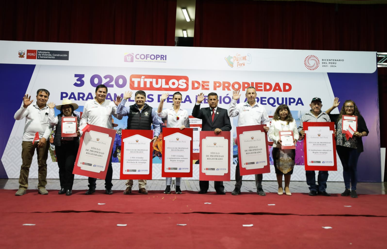 Ministra de Vivienda entrega más de 3 mil títulos de  propiedad en Arequipa