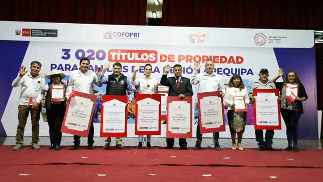 Ministra de Vivienda entrega más de 3 mil títulos de  propiedad en Arequipa