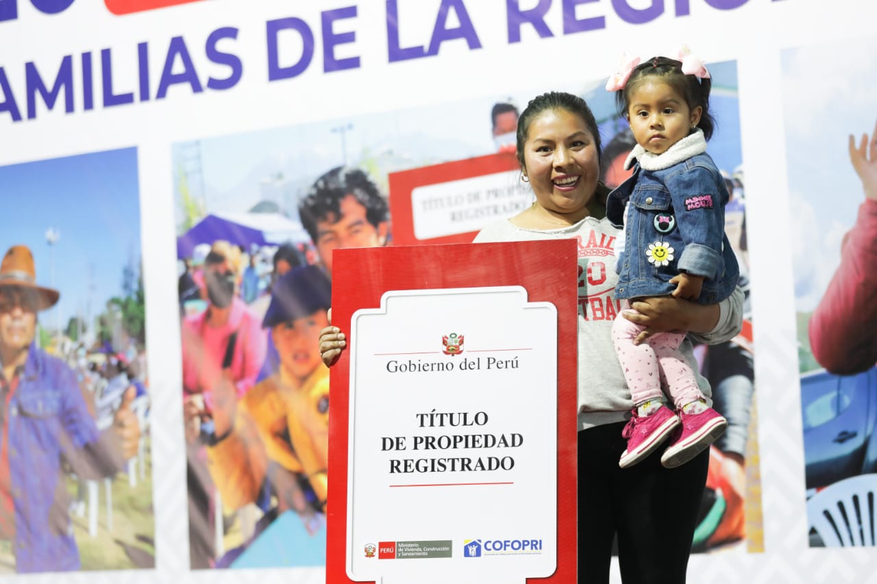 Ministra de Vivienda entrega más de 3 mil títulos de  propiedad en Arequipa
