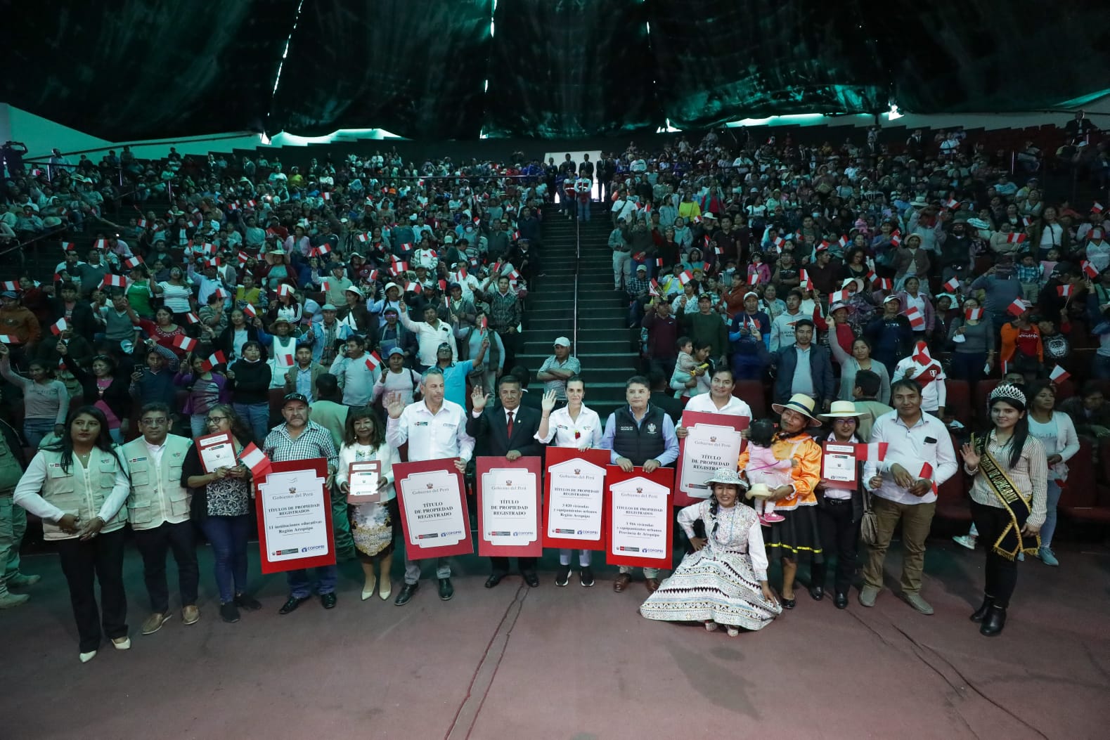 Ministra de Vivienda entrega más de 3 mil títulos de  propiedad en Arequipa