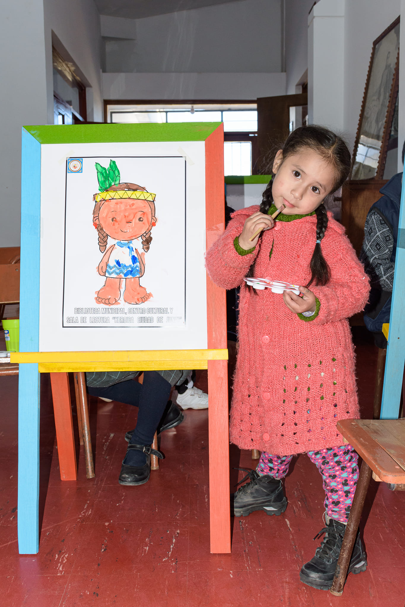 Centro Cultural "Heroica Ciudad de Junín" inspira creatividad con taller de pintura basado en libro "Los Sioux", niños expresan cultura Sioux a través de sus pinturas."
