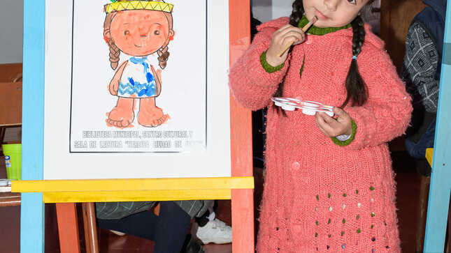 Centro Cultural "Heroica Ciudad de Junín" inspira creatividad con taller de pintura basado en libro "Los Sioux", niños expresan cultura Sioux a través de sus pinturas."