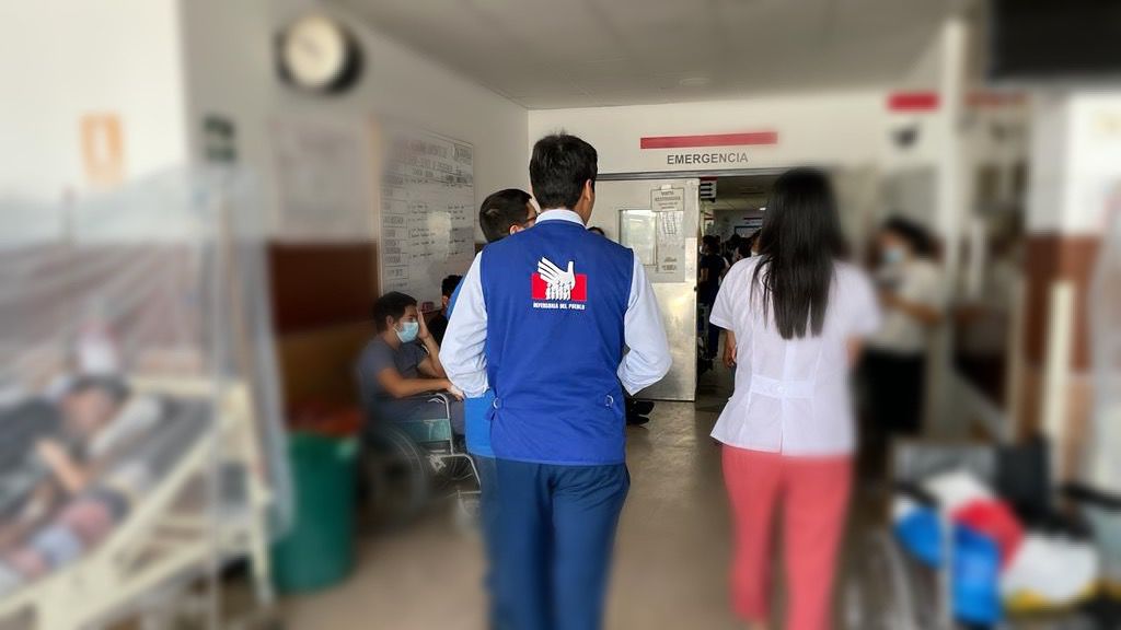 Representante de la Defensoría del Pueblo supervisando atención a la ciudadanía en centro de salud.