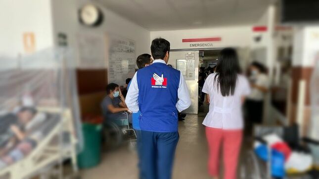 Representante de la Defensoría del Pueblo supervisando atención a la ciudadanía en centro de salud. 