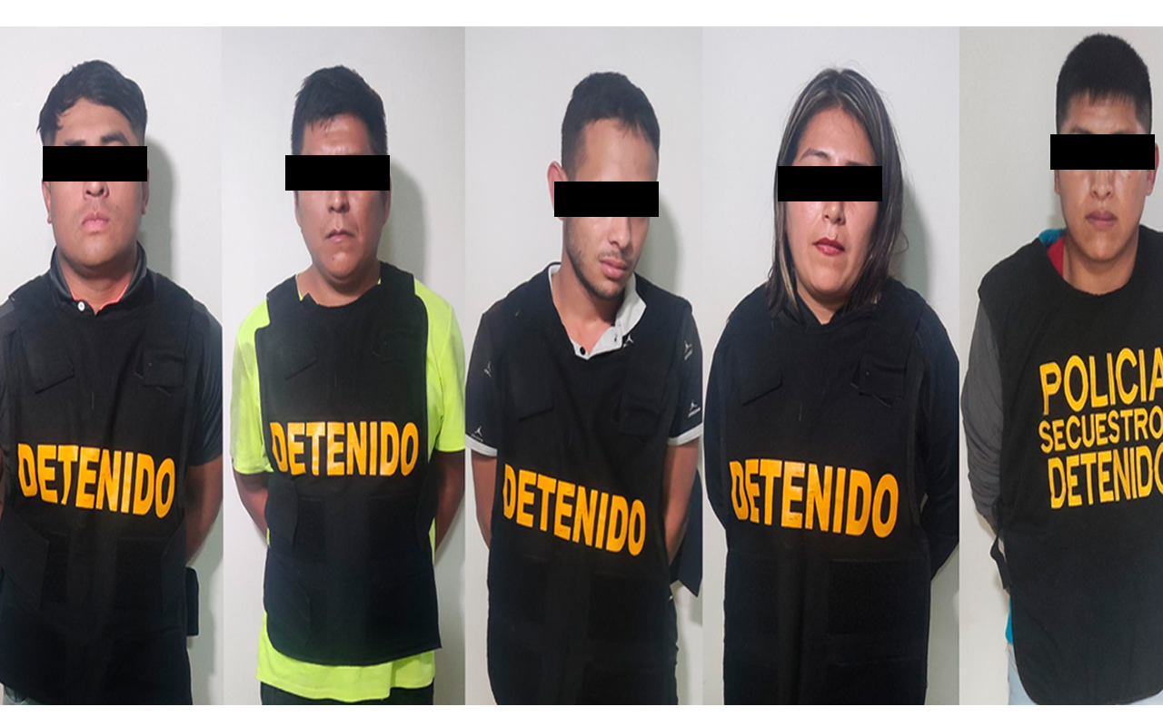 La Policía Nacional desbarató la organización criminal “Los Malditos del Norte” y detuvo a cinco sujetos provistos de armas, municiones y celulares analógicos que utilizaban para evitar ser rastreados.
El operativo ejecutado por la División de Investigación de Secuestros, en coordinación con la Fiscalía Especializada de Crimen Organizado de Huaura, logró la plena identificación de los integrantes del clan delictivo integrado por cuatro peruanos y un extranjero.
El jefe de la Dirección de Investigación Criminal, General PNP Luis Flores, informó que la Policía Nacional le seguía los pasos a este grupo delictivo desde el año 2021. Los sujetos extorsionaban a diversos empresarios y avicultores de las ciudades de Barranca, Huacho, Huaura, Huaral y otros distritos aledaños, causando daños a la propiedad y a la integridad física de las víctimas.
Los sujetos hacían uso ilegal de cartuchos de dinamita para amedrentar a sus víctimas y exigir el pago de cupos de dinero, causando zozobra y pánico entre el empresariado del norte chico de Lima.
El general Flores afirmó que este tipo de operativos forman parte de la labor de la Policía Nacional para contrarrestar los delitos de extorsión y secuestro en Lima y diferentes regiones del país. “Tenemos equipos especializados de robos, homicidio y secuestros que viajan a donde se les necesite. Estamos trabajando intensamente, por eso pedimos a la ciudadanía que confíe en sus policías. Contamos con la capacidad operativa para neutralizar y capturar a los delincuentes”, subrayó.
Durante la intervención, los agentes de la División de Secuestros hallaron dos armas de fuego, 47 municiones, dos cartuchos de dinamita, tarjetas de crédito de diferentes entidades bancarias y 11 teléfonos celulares, uno de ellos analógico, utilizado por los presuntos delincuentes para evitar ser rastreados por las autoridades.
Los detenidos fueron trasladados a una dependencia policial para las diligencias de ley correspondientes.