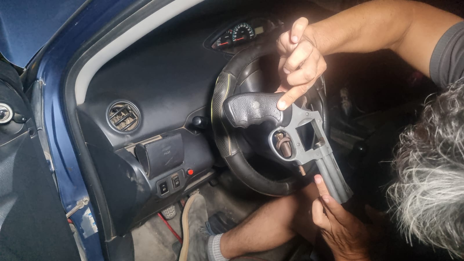 La Policía Nacional desbarató la organización criminal “Los Malditos del Norte” y detuvo a cinco sujetos provistos de armas, municiones y celulares analógicos que utilizaban para evitar ser rastreados.
El operativo ejecutado por la División de Investigación de Secuestros, en coordinación con la Fiscalía Especializada de Crimen Organizado de Huaura, logró la plena identificación de los integrantes del clan delictivo integrado por cuatro peruanos y un extranjero.