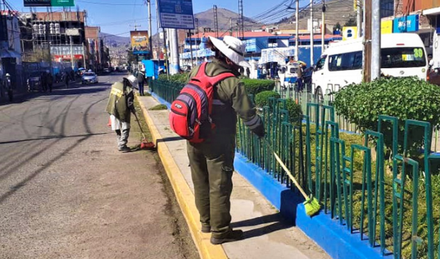 Trabajos de mantenimiento y conservación para mantener el ornato de la ciudad lacustre, fueron realizados por la Municipalidad Provincial de Puno, a través de la Gerencia de Medio Ambiente, Saneamiento y Servicios y la Sub Gerencia de Parques, Jardines y Conservación de Áreas Verdes en los últimos días.