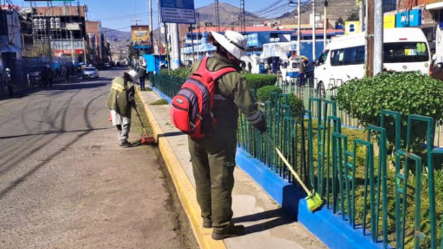 Trabajos de mantenimiento y conservación para mantener el ornato de la ciudad lacustre, fueron realizados por la Municipalidad Provincial de Puno, a través de la Gerencia de Medio Ambiente, Saneamiento y Servicios y la Sub Gerencia de Parques, Jardines y Conservación de Áreas Verdes en los últimos días.