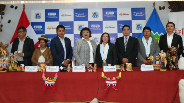 Con el fin de promover y difundir la cultura regional a través de la artesanía y la moda de la región, e impulsar el desarrollo sostenible de este sector, la Municipalidad Provincial de Puno, en un trabajo articulado con el Gobierno Regional Puno; presentaron la Expo Feria "Puno es Artesanía”, que se realizará el 12 y 13 de mayo en el parque Manuel Pino de la Ciudad Lacustre, se informó en conferencia de prensa.