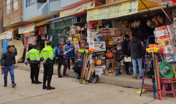 La Municipalidad Provincial de Puno a través de la Sub Gerencia de Actividades Económicas el día de hoy 09 de mayo a las 11:21 am ubicándose en las entre las calles Andahuaylas con Virgen de la candelaria y Jr. Lampa con Andahuaylas, el personal de fiscalización realizó la labor en conjunto con la Policía Nacional del Perú de verificar a los establecimientos comerciales que cuenten con la licencia vigente, encontrándose así que varios de estos establecimientos no contaban con la licencia y otros no tenían la licencia exhibida en la pared, por lo que el personal de fiscalización infraccionó de acuerdo a la ordenanzas municipal vigente N.º 084-2021-CMPP, señalaron también que la licencia tiene que estar en un lugar visible y que los productos que expenden no deben ocupar la vía pública.