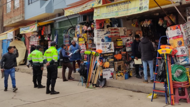 La Municipalidad Provincial de Puno a través de la Sub Gerencia de Actividades Económicas el día de hoy 09 de mayo a las 11:21 am ubicándose en las entre las calles Andahuaylas con Virgen de la candelaria y Jr. Lampa con Andahuaylas, el personal de fiscalización realizó la labor en conjunto con la Policía Nacional del Perú de verificar a los establecimientos comerciales que cuenten con la licencia vigente, encontrándose así que varios de estos establecimientos no contaban con la licencia y otros no tenían la licencia exhibida en la pared, por lo que el personal de fiscalización infraccionó de acuerdo a la ordenanzas municipal vigente N.º 084-2021-CMPP, señalaron también que la licencia tiene que estar en un lugar visible y que los productos que expenden no deben ocupar la vía pública.