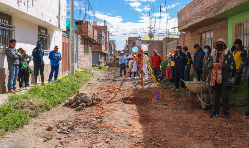 El Jr. Los Nardos del centro poblado de Salcedo, pronto lucirá pavimentado, mejorando considerablemente la calidad de vida de sus habitantes, luego que la Municipalidad Provincial de Puno liderada por el alcalde, Lic. Javier Ponce Roque, diera inicio a los trabajos de construcción de pistas y veredas.