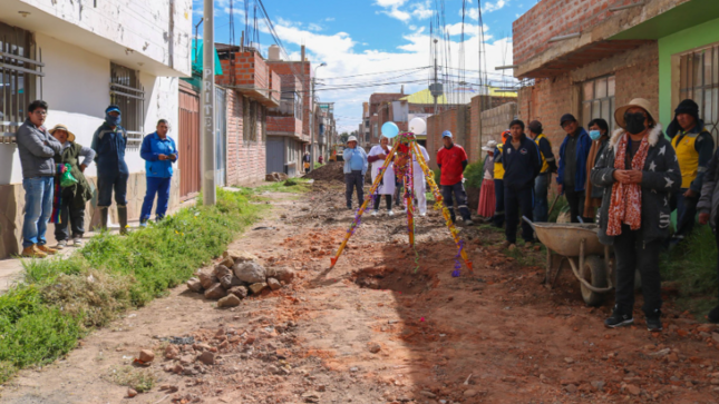 El Jr. Los Nardos del centro poblado de Salcedo, pronto lucirá pavimentado, mejorando considerablemente la calidad de vida de sus habitantes, luego que la Municipalidad Provincial de Puno liderada por el alcalde, Lic. Javier Ponce Roque, diera inicio a los trabajos de construcción de pistas y veredas.