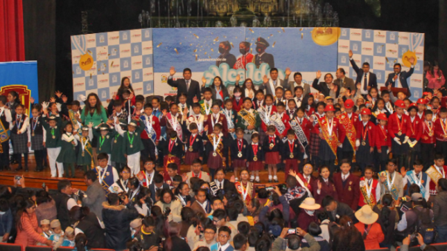 Alumnos de más de 200 colegios entre públicos y privados de los niveles inicial, primaria y secundaria de la provincia de Puno, se ungieron como autoridades de sus centros educativos, tras participar de la ceremonia de “Juramentación de Alcaldes Escolares” realizada en el teatro municipal de la ciudad de Puno, a la que asistieron integrantes del Concejo Municipal y otras autoridades.
