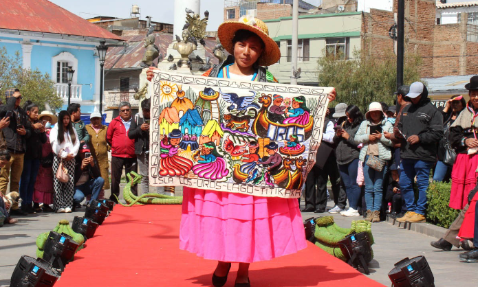 En el marco del Día de la Madre la Municipalidad Provincial de Puno y el Proyecto Regional Artesanía del Gobierno Regional de Puno inauguraron hoy en el parque Manuel Pino la expo feria “Puno es Artesanía”, que convocó a más de 120 artesanas y artesanos de las 13 provincias del departamento altiplánico.